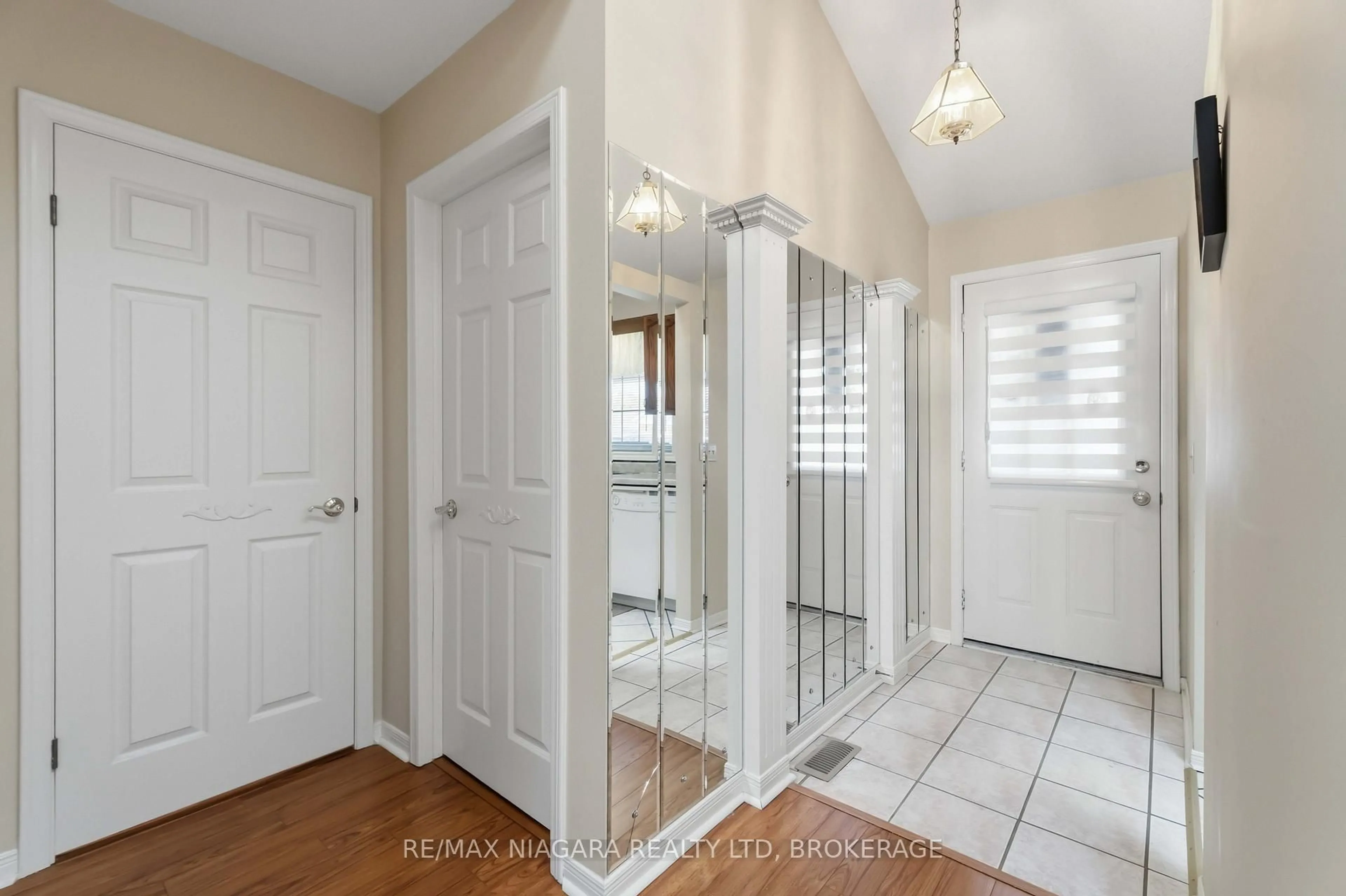 Indoor entryway for 4117 Apple Blossom Lane #9, Lincoln Ontario L0R 2C0