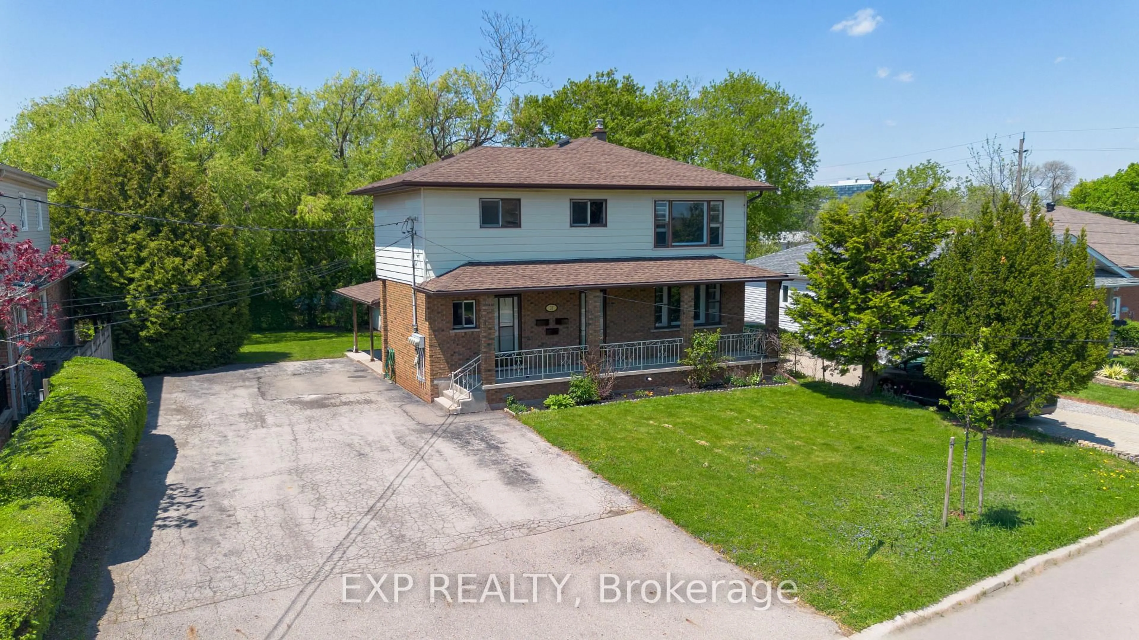 A pic from outside/outdoor area/front of a property/back of a property/a pic from drone, building for 39 Chester Rd, Hamilton Ontario L8E 1X8