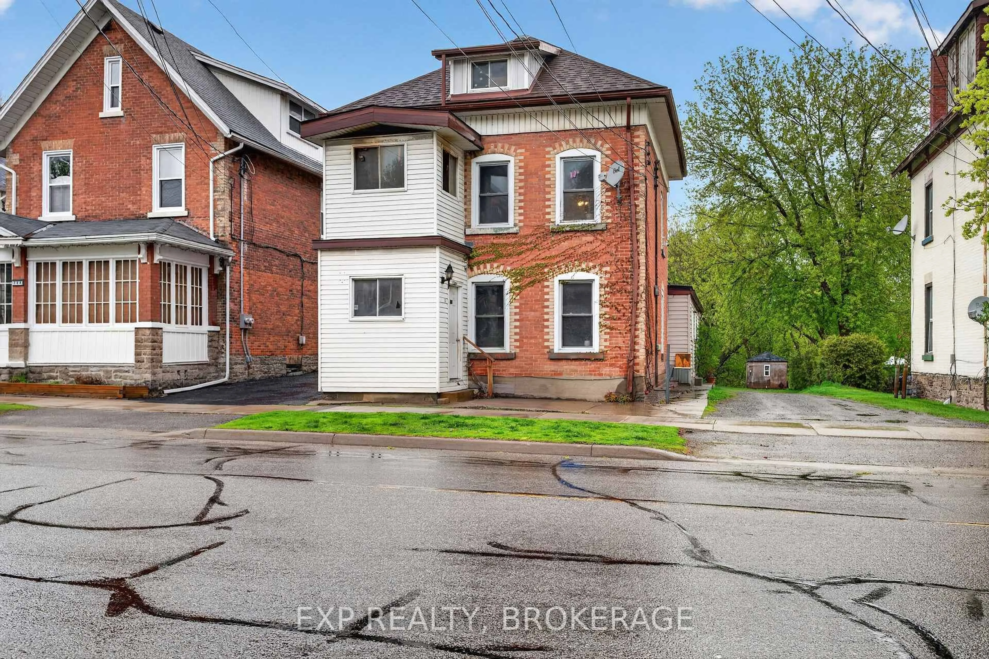 A pic from outside/outdoor area/front of a property/back of a property/a pic from drone, street for 342 KING St, Brockville Ontario K6V 3S3