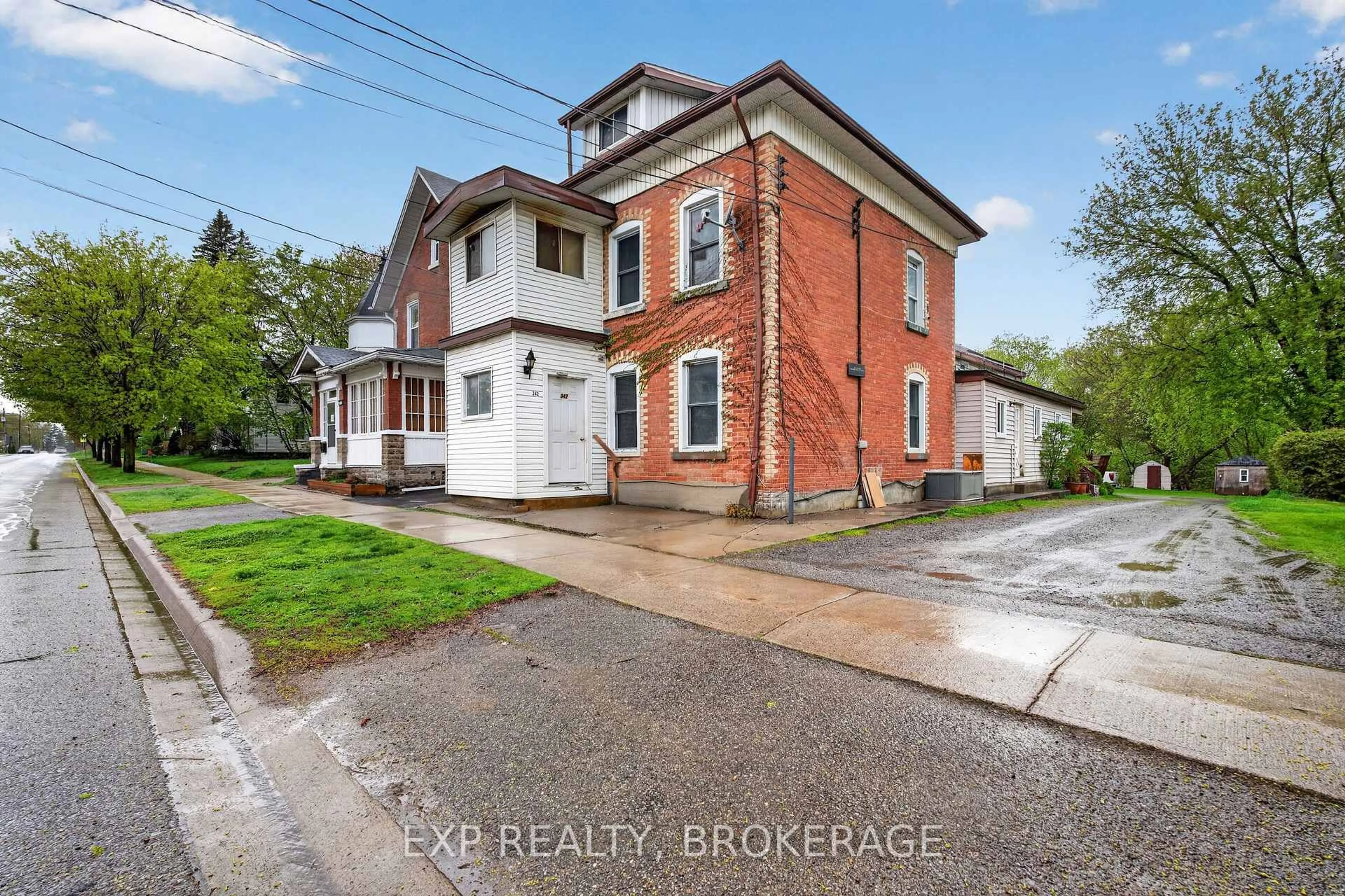 A pic from outside/outdoor area/front of a property/back of a property/a pic from drone, street for 342 KING St, Brockville Ontario K6V 3S3