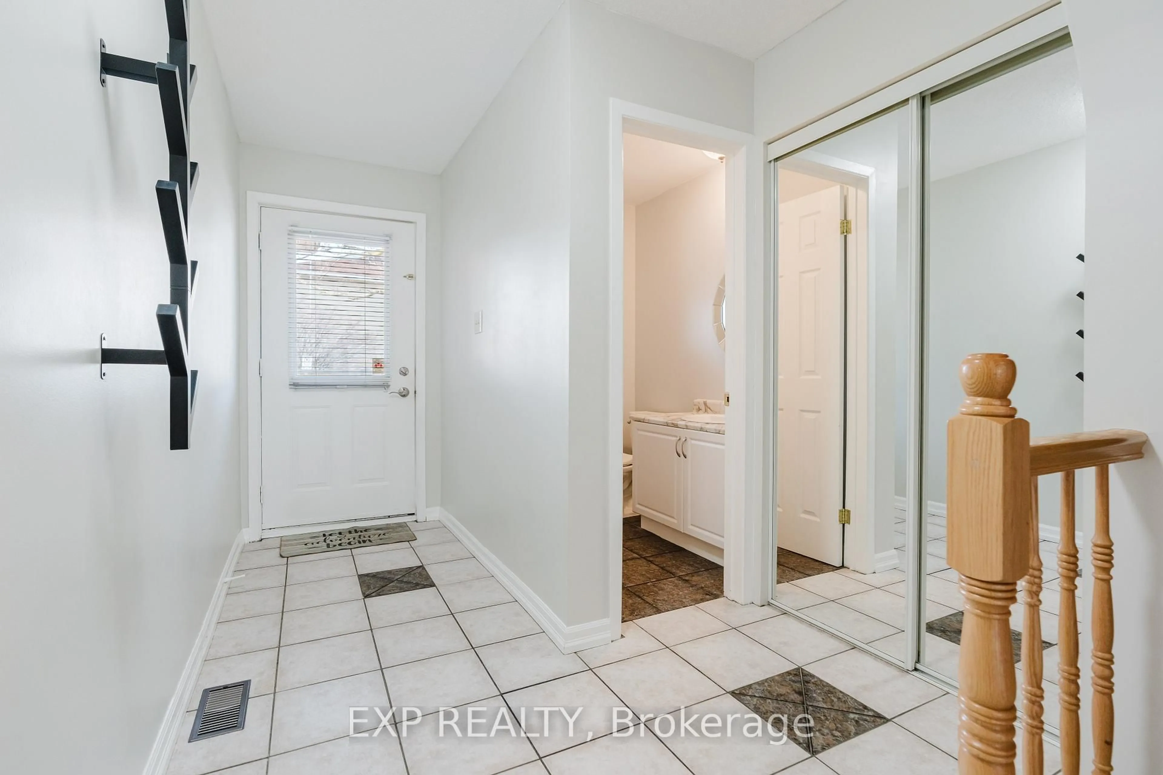 Indoor entryway for 378 Valade Cres, Orleans Ontario K4A 2V8
