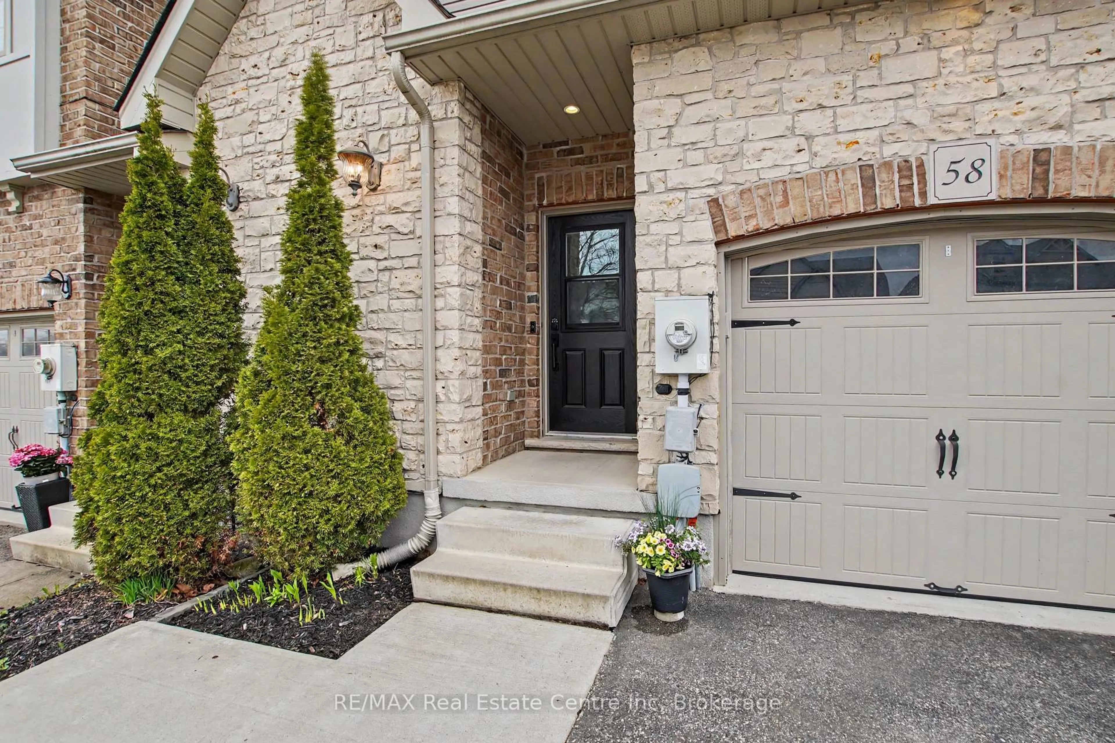 Indoor entryway for 58 Curzon Cres, Guelph Ontario N1K 1Z8