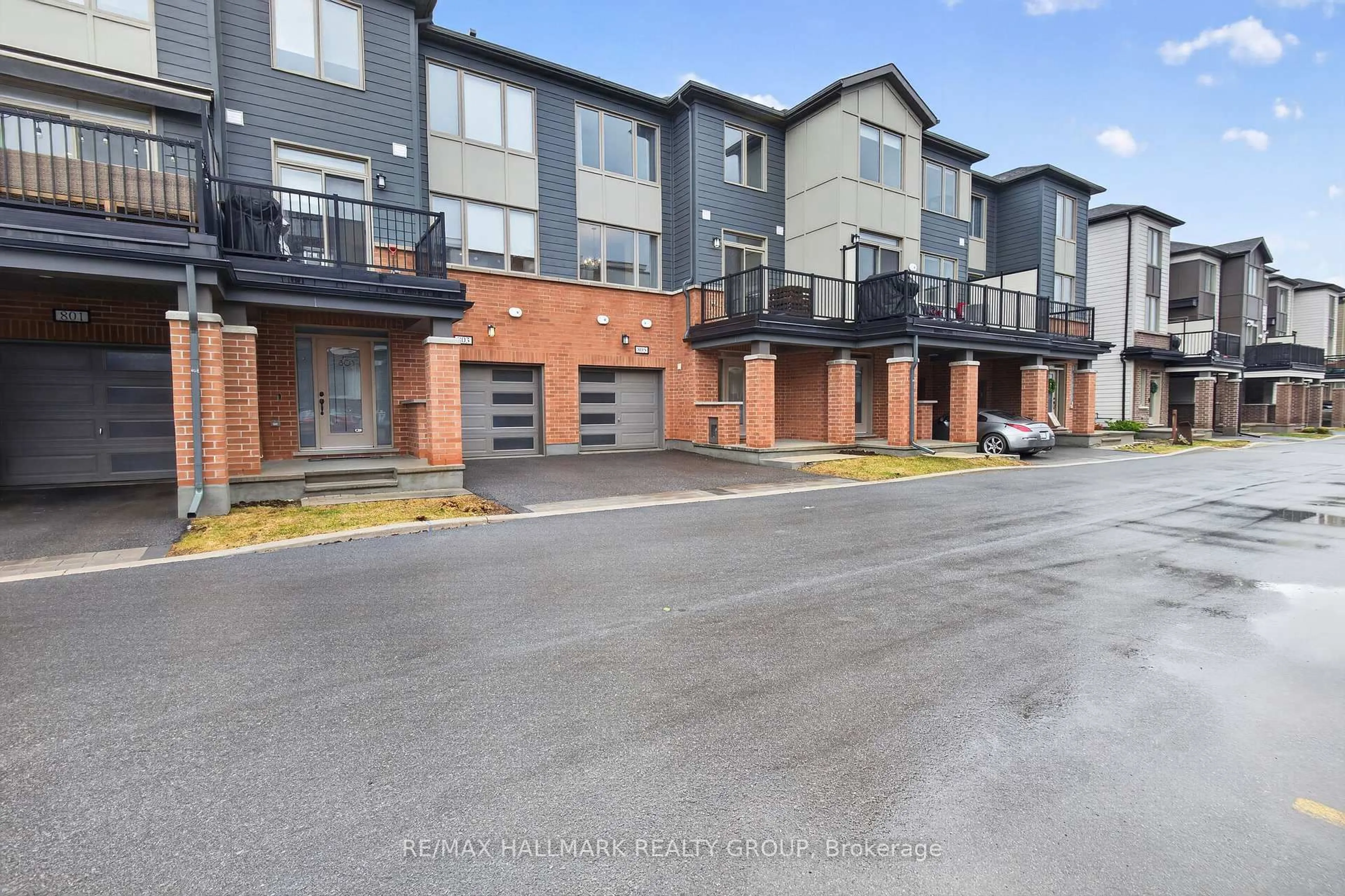 A pic from outside/outdoor area/front of a property/back of a property/a pic from drone, street for 805 Kiniw Private, Ottawa Ontario K1K 4Z4