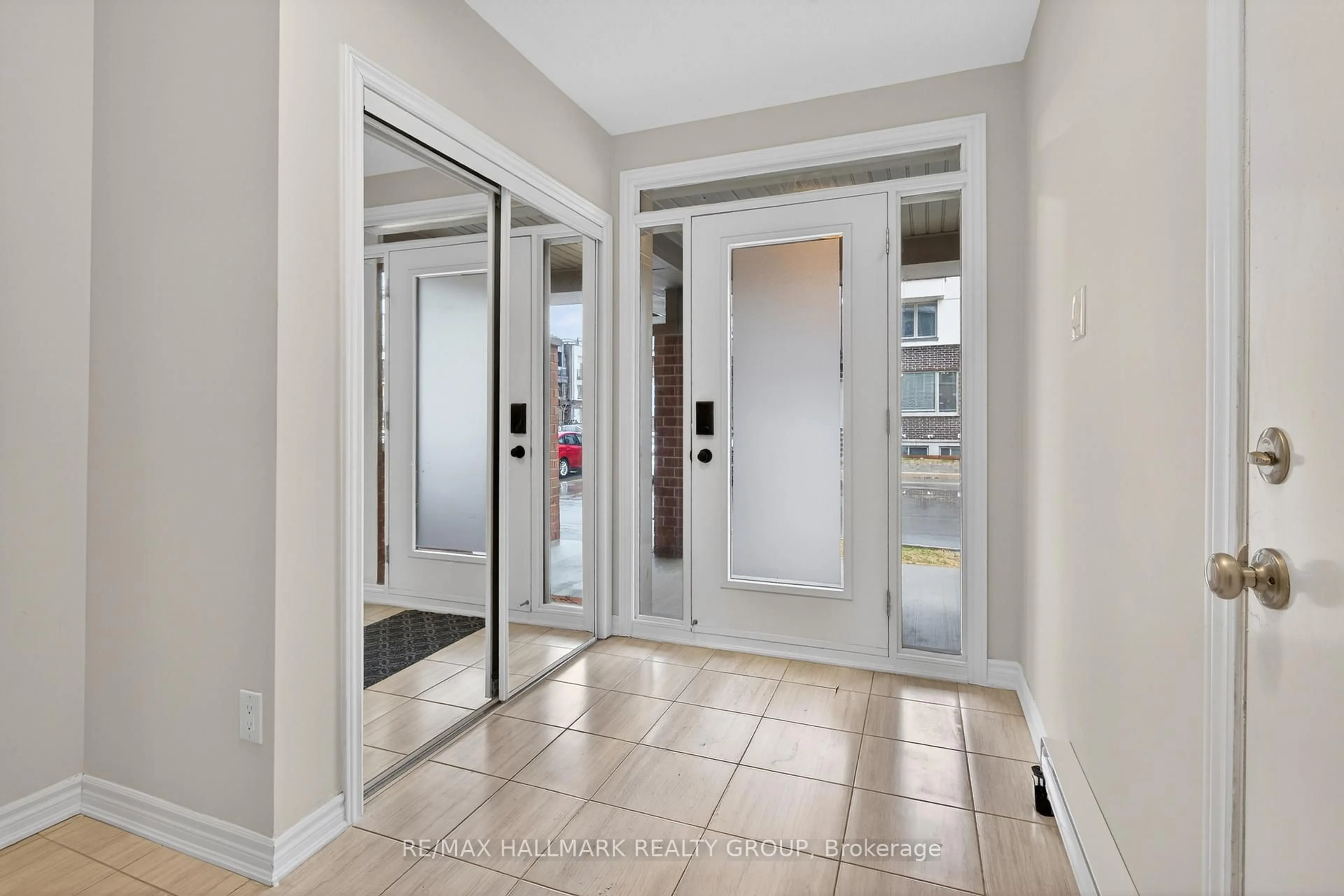 Indoor entryway for 805 Kiniw Private, Ottawa Ontario K1K 4Z4