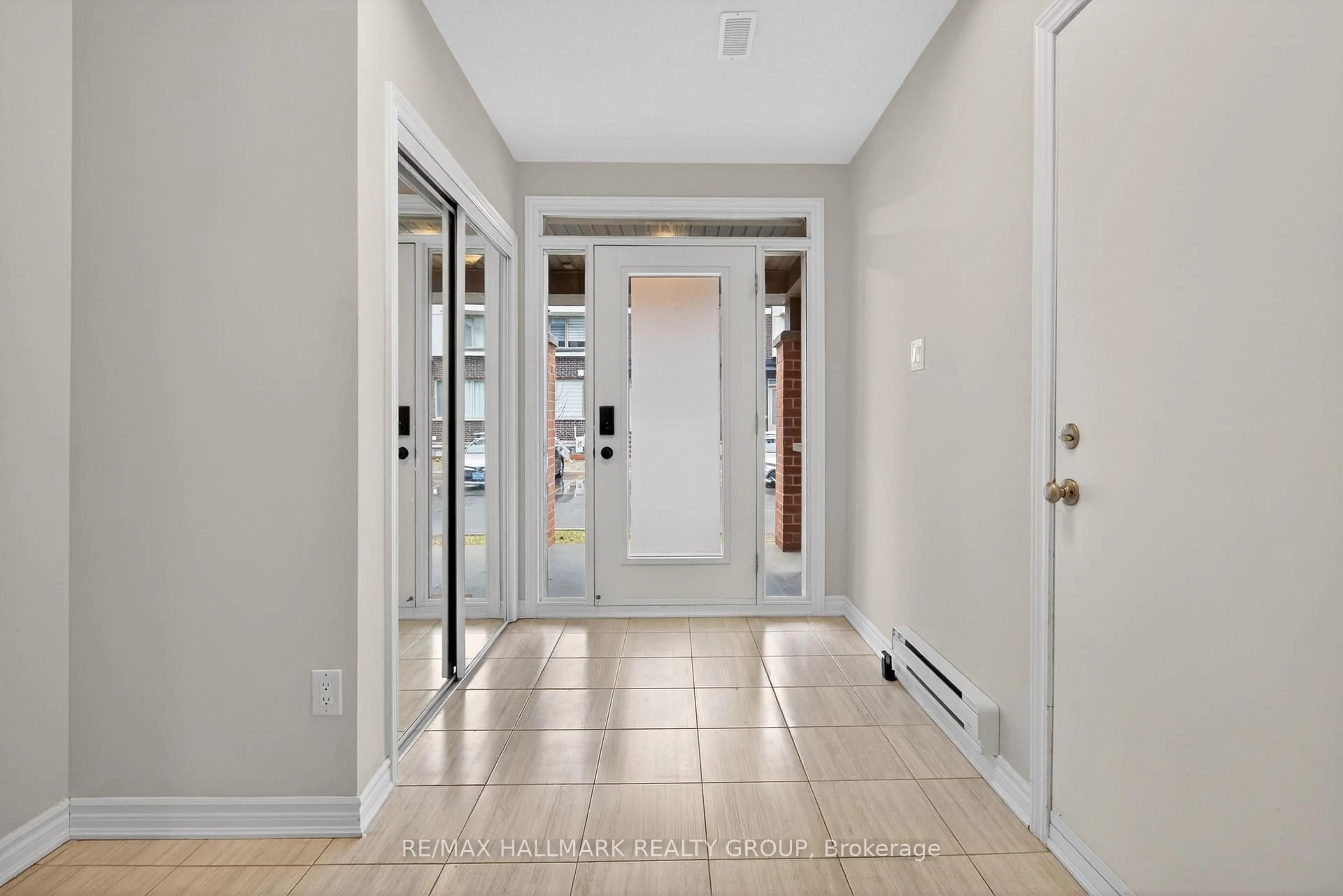 Indoor entryway for 805 Kiniw Private, Ottawa Ontario K1K 4Z4