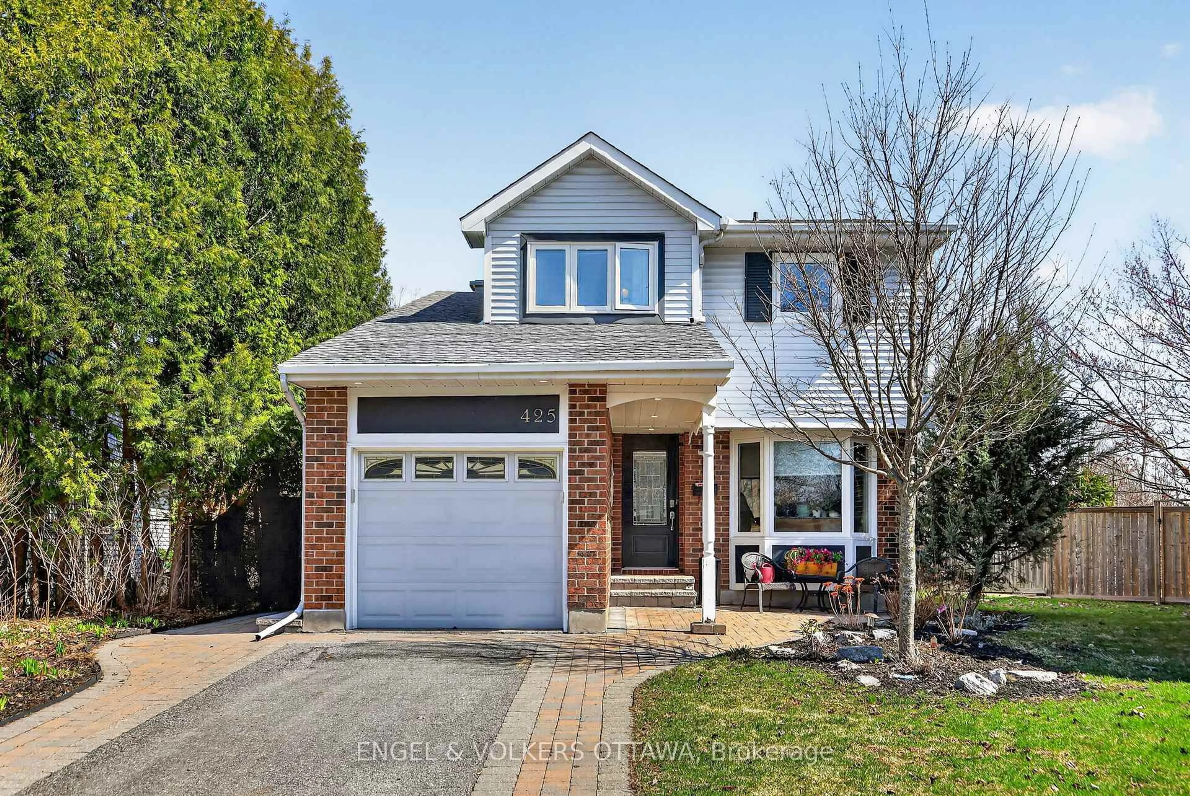 Home with brick exterior material, street for 425 Tanager Bay, Orleans Ontario K1E 2Z7