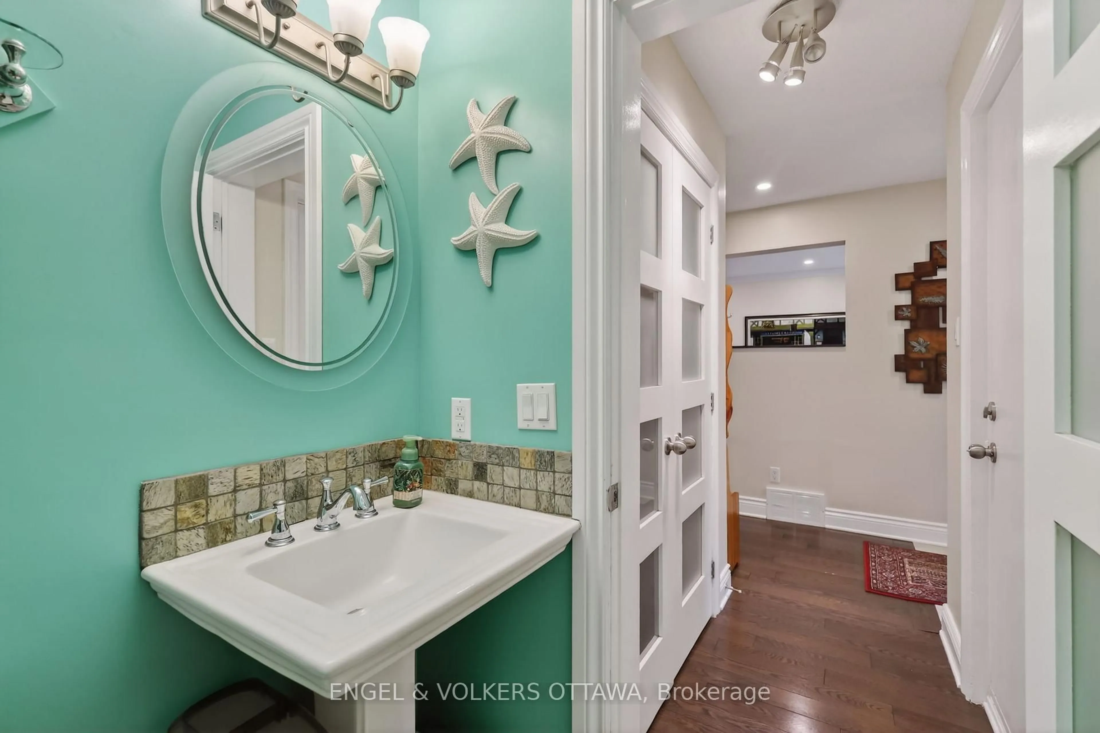 Contemporary bathroom, ceramic/tile floor for 425 Tanager Bay, Orleans Ontario K1E 2Z7