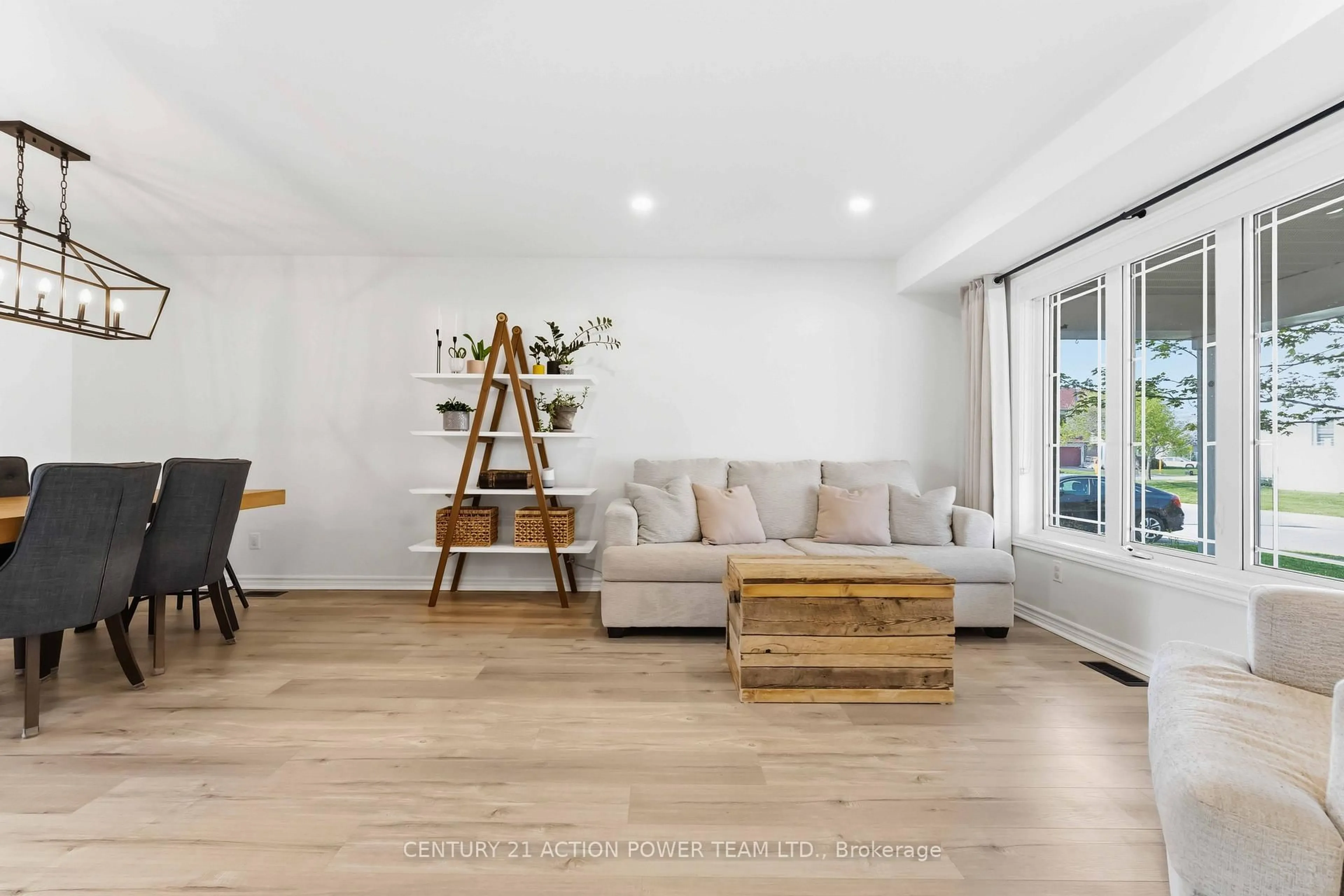 Living room with furniture, wood/laminate floor for 305 SARABELLA St, Ottawa Ontario K4A 0A3