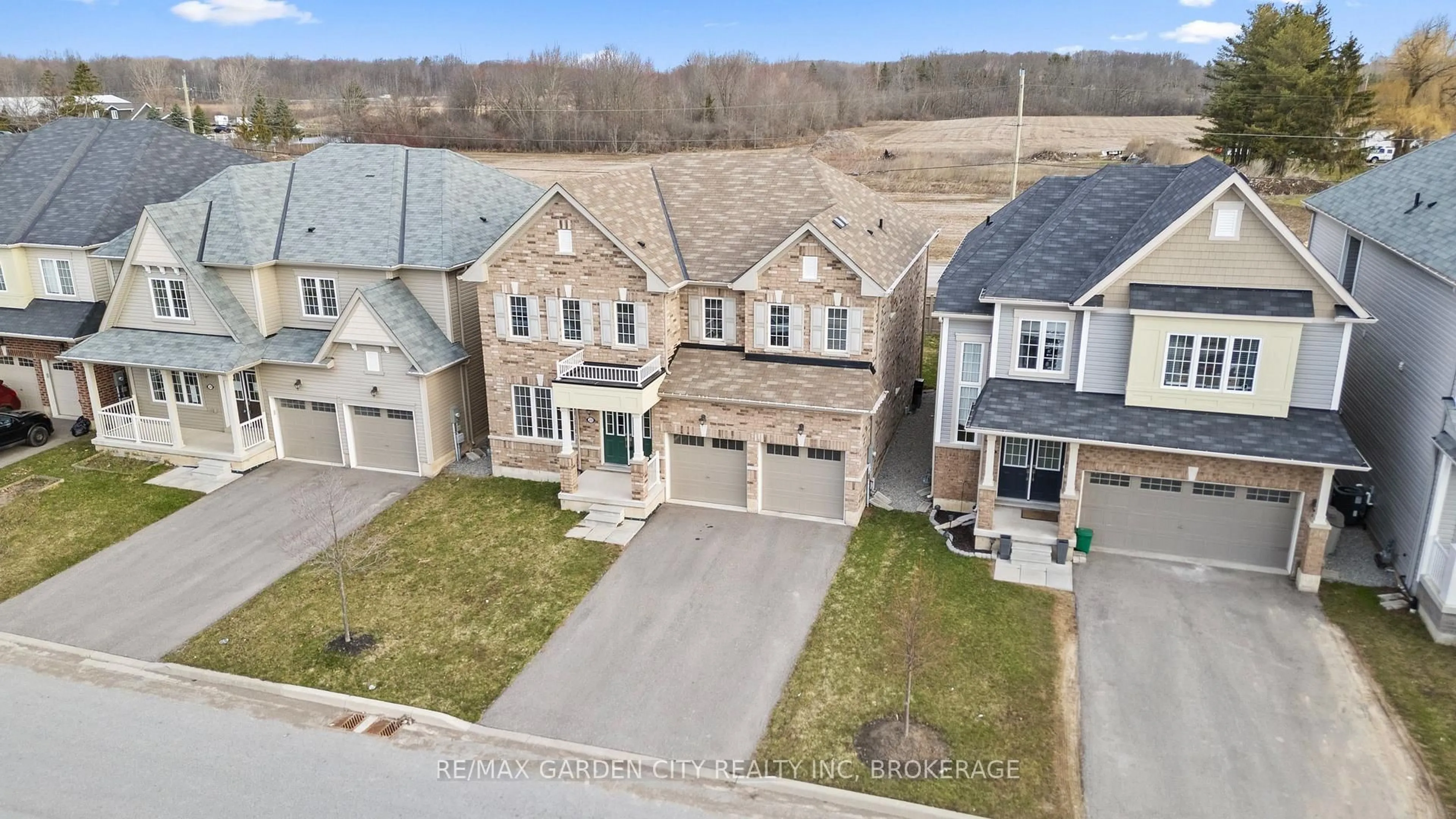 A pic from outside/outdoor area/front of a property/back of a property/a pic from drone, street for 22 Esther Cres, Thorold Ontario L3B 0G1
