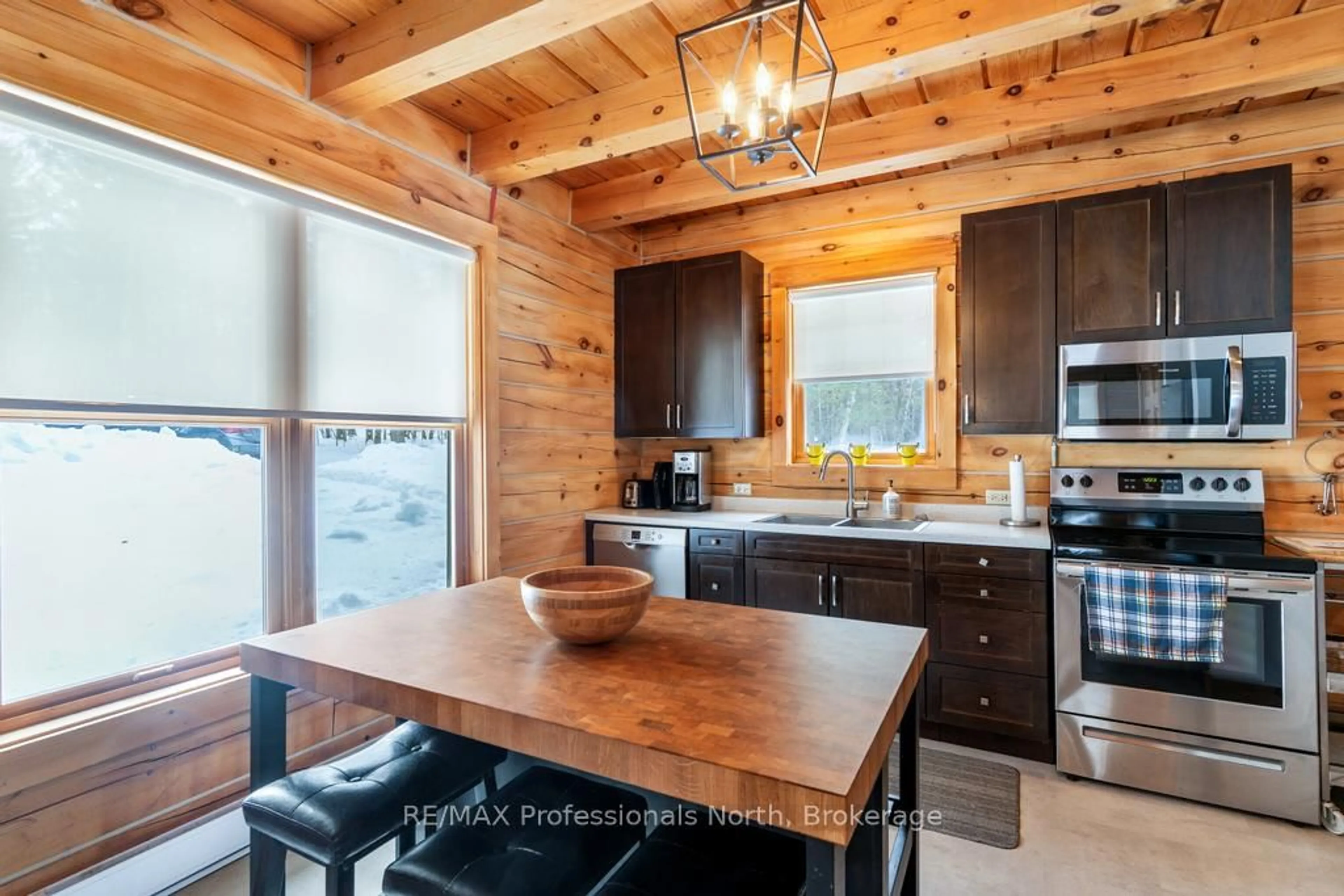Rustic kitchen, wood/laminate floor for 1065 Elk Dr, Dysart et al Ontario K0M 1S0