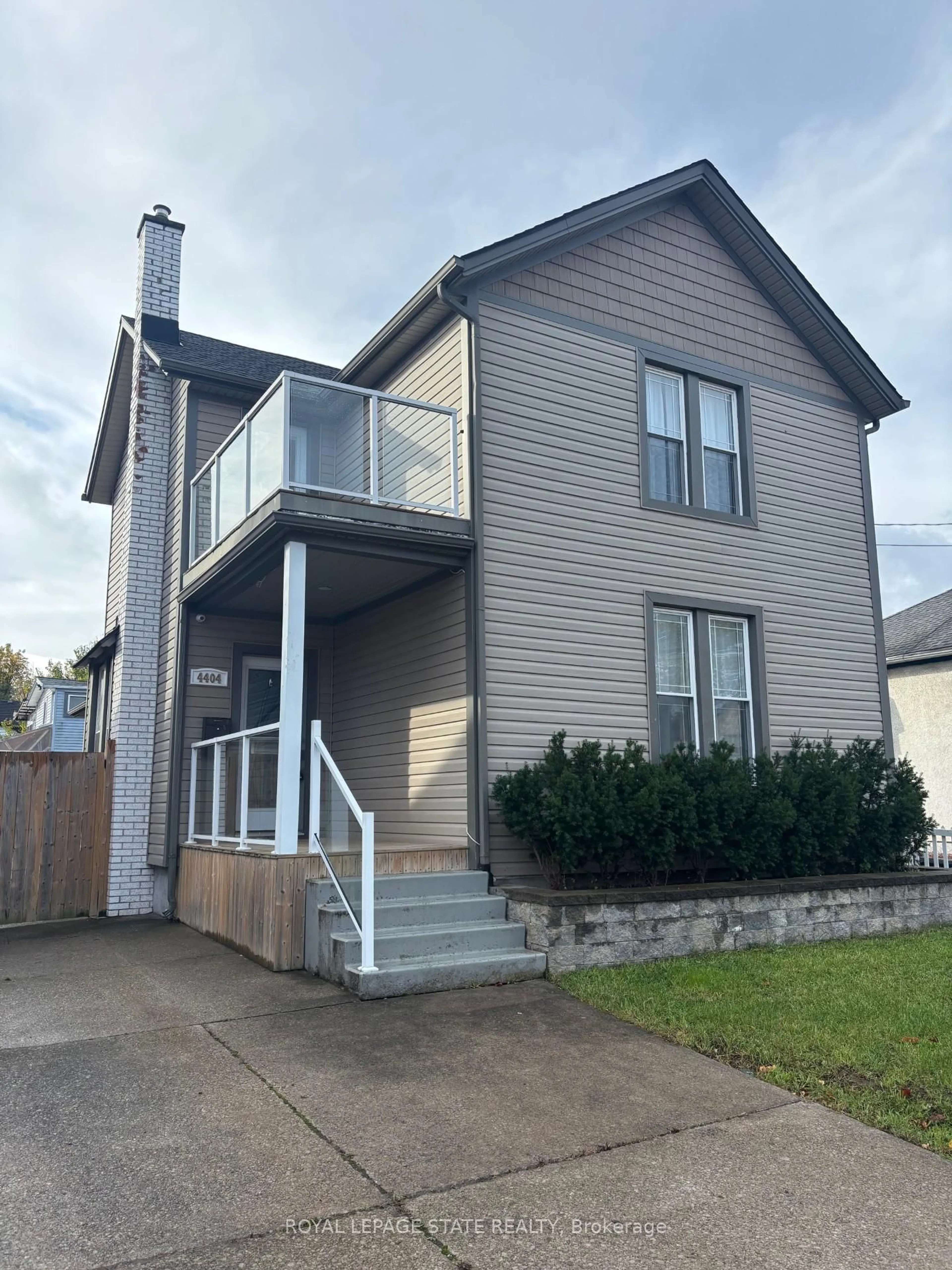 Home with vinyl exterior material, street for 4404 Morrison St, Niagara Falls Ontario L2E 2B3