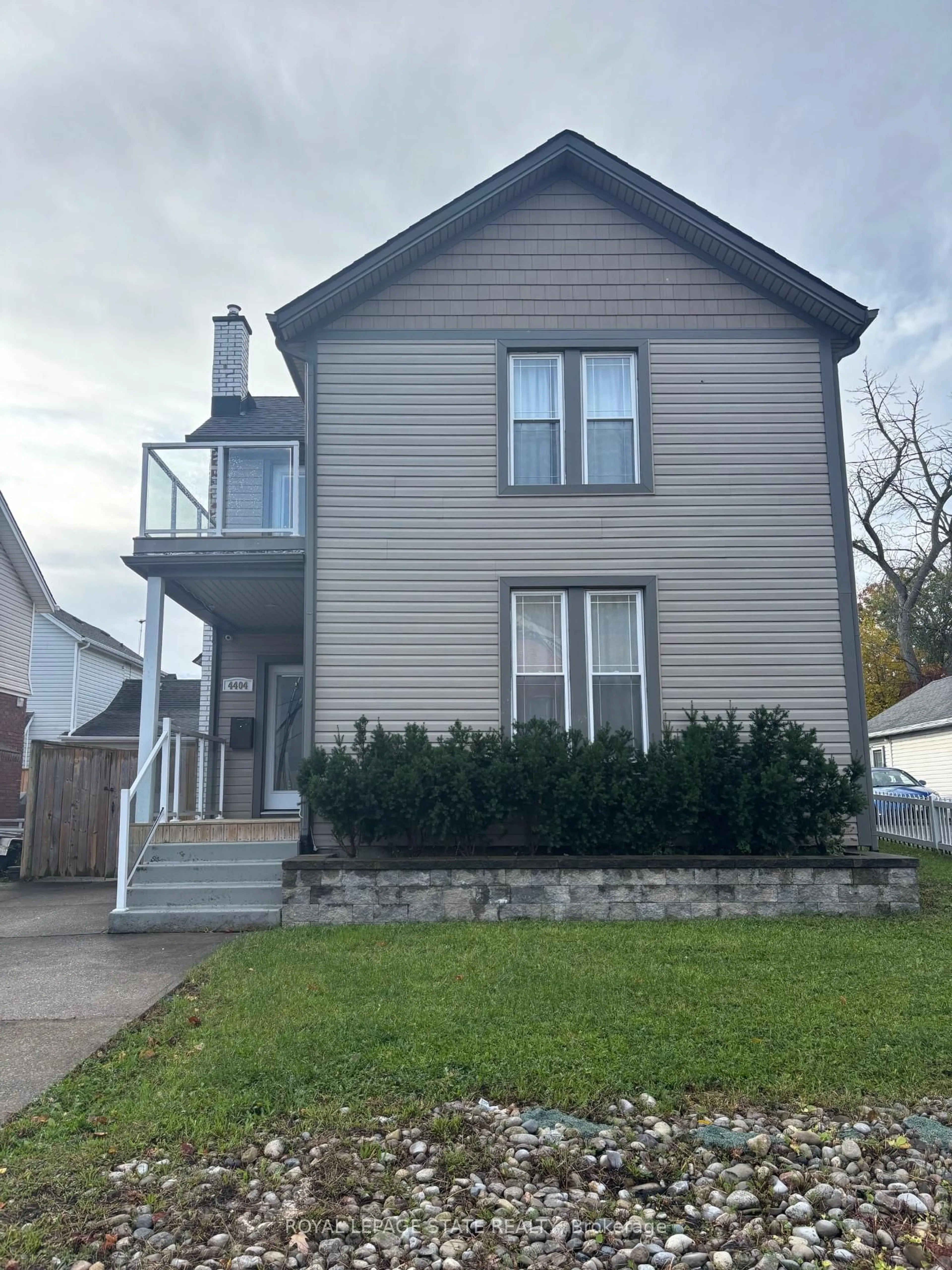 Home with vinyl exterior material, street for 4404 Morrison St, Niagara Falls Ontario L2E 2B3