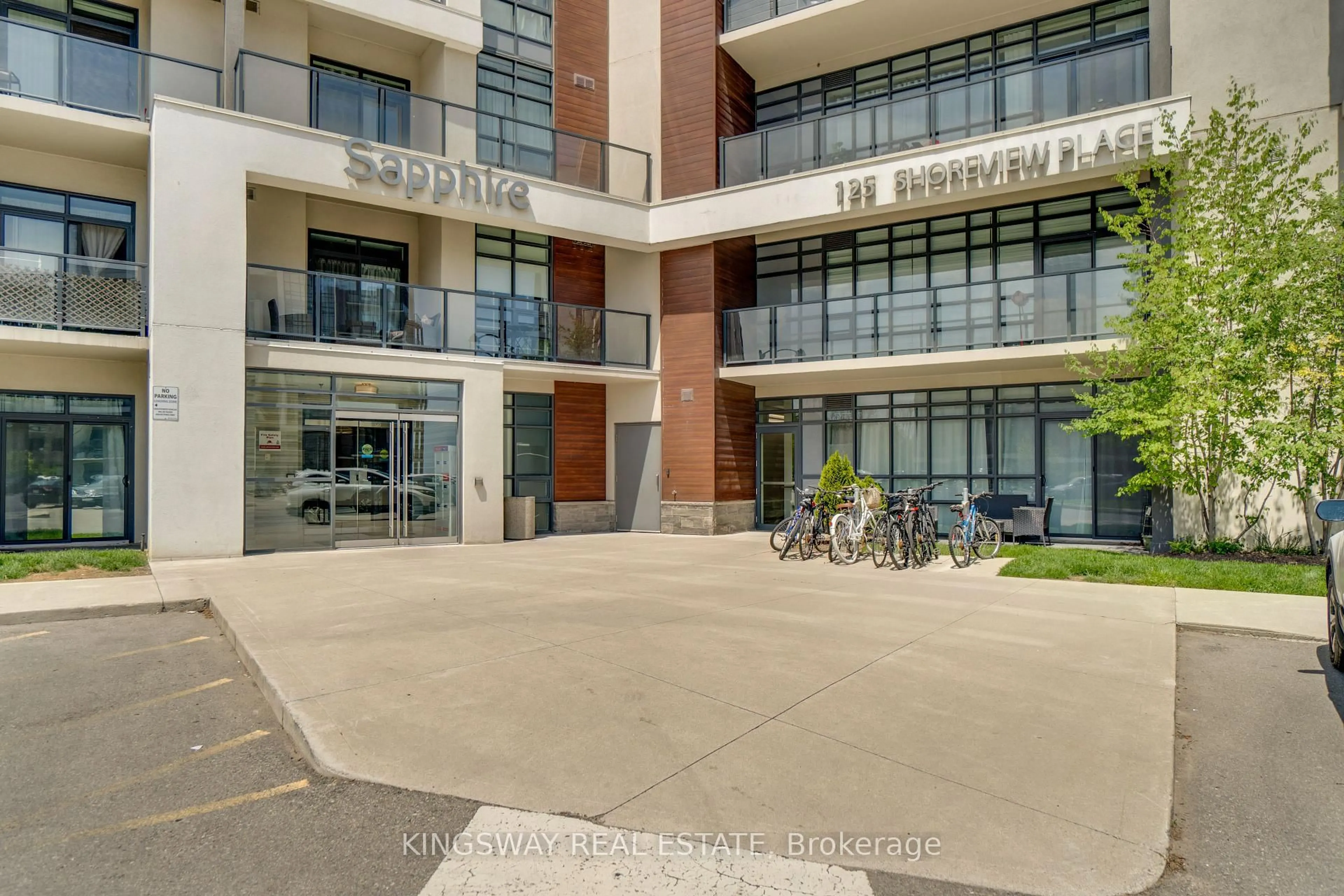 Indoor foyer for 125 Shoreview Pl #109, Hamilton Ontario L8E 0K3