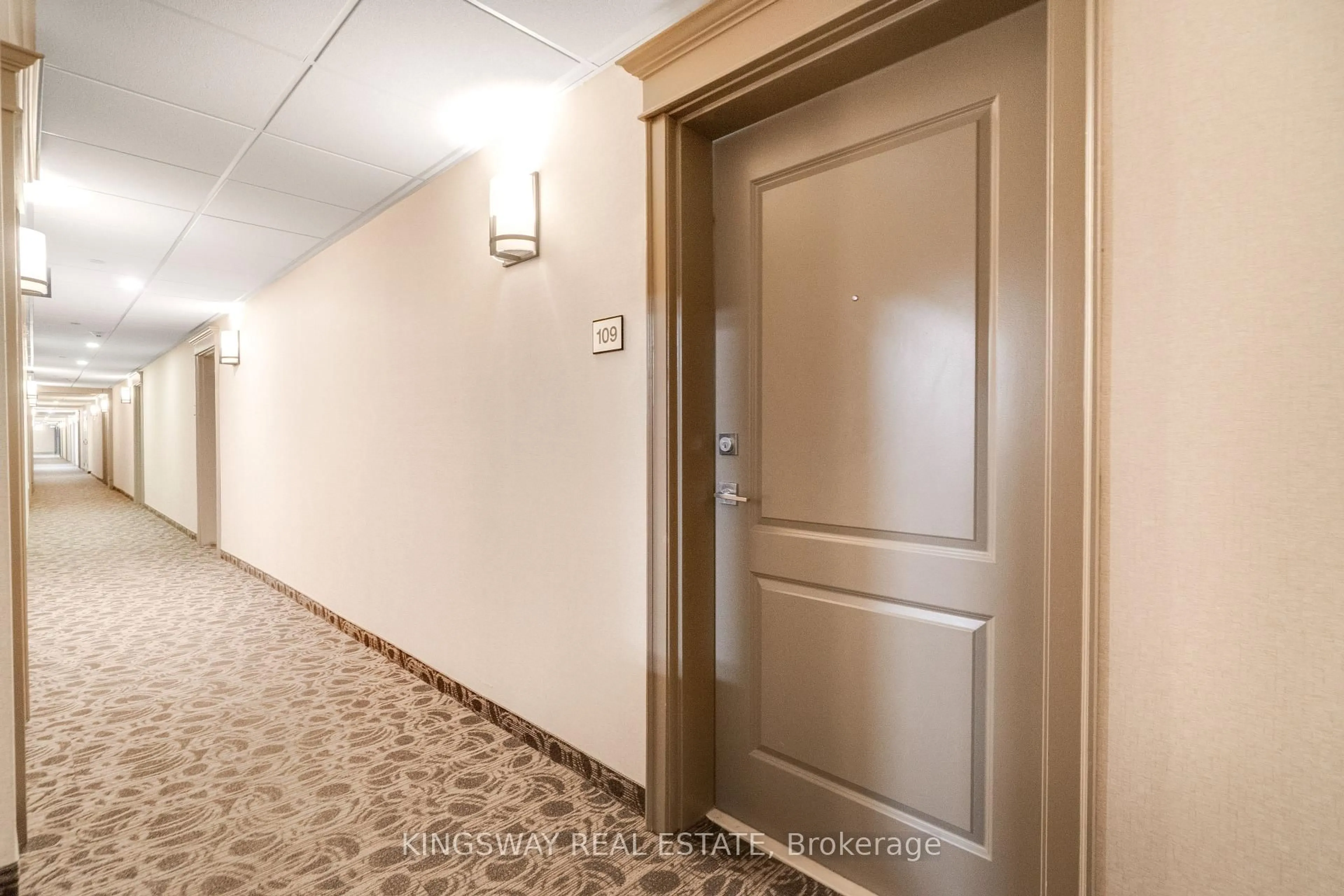Indoor foyer for 125 Shoreview Pl #109, Hamilton Ontario L8E 0K3