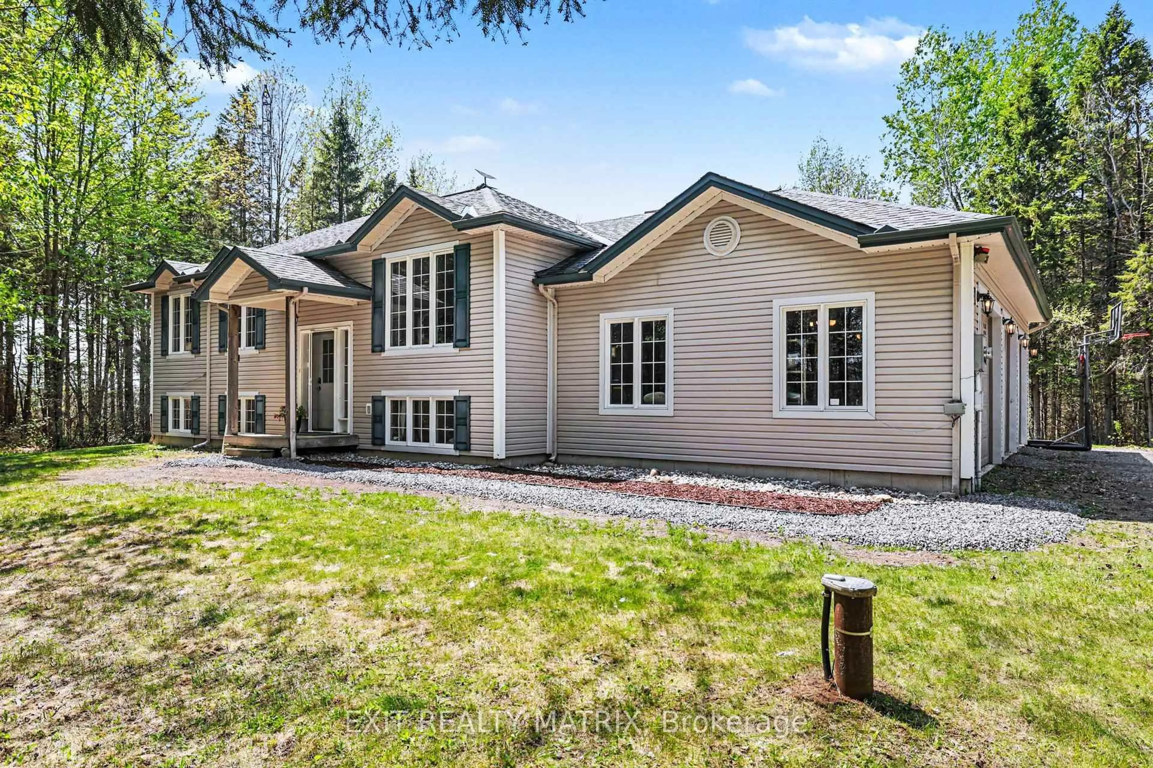 Home with vinyl exterior material, mountain view for 721 County 18 Rd, North Grenville Ontario K0G 1T0