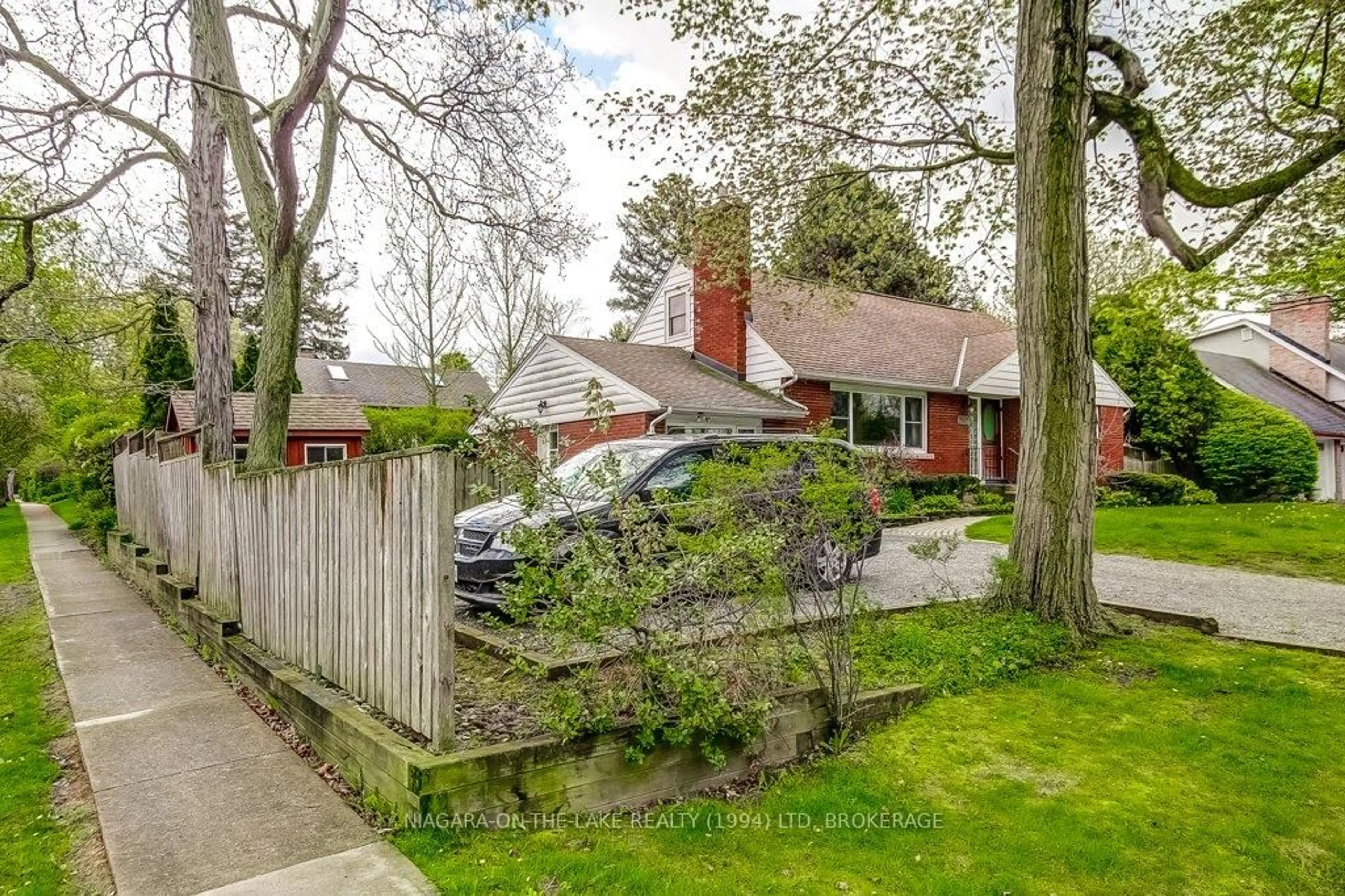 A pic from outside/outdoor area/front of a property/back of a property/a pic from drone, street for 262 Simcoe St, Niagara-on-the-Lake Ontario L0S 1J0