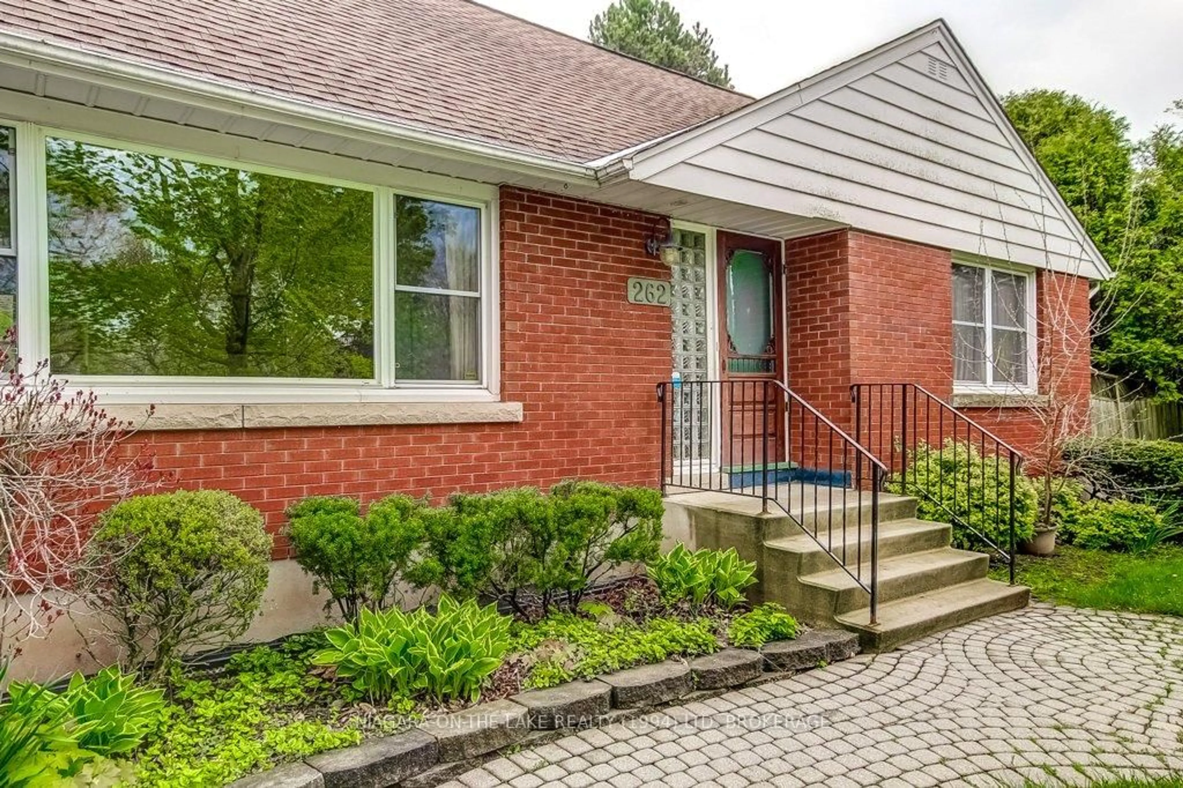 Home with brick exterior material, street for 262 Simcoe St, Niagara-on-the-Lake Ontario L0S 1J0