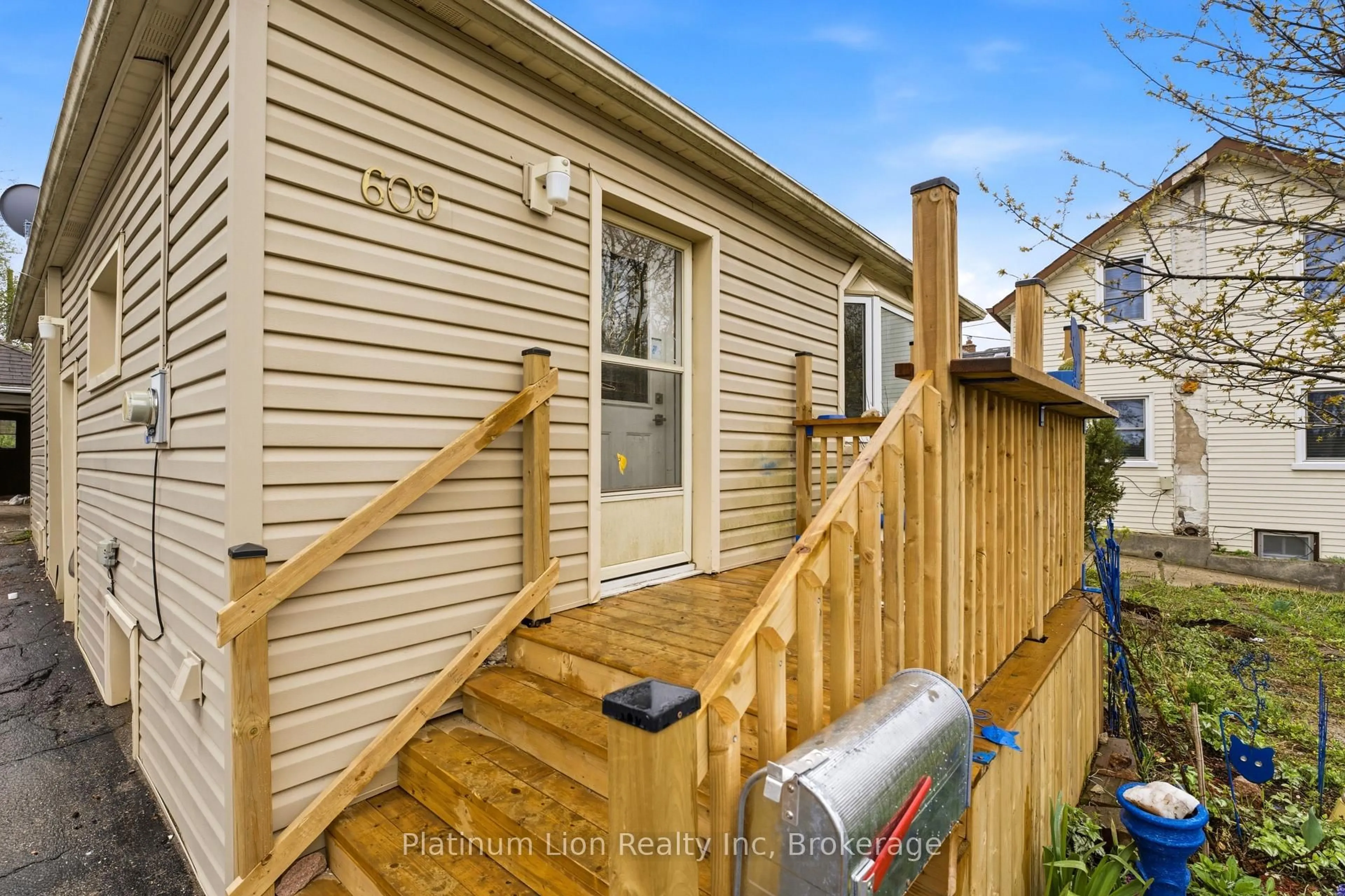 Unknown for 609 Guelph St, Kitchener Ontario N2H 5Y5