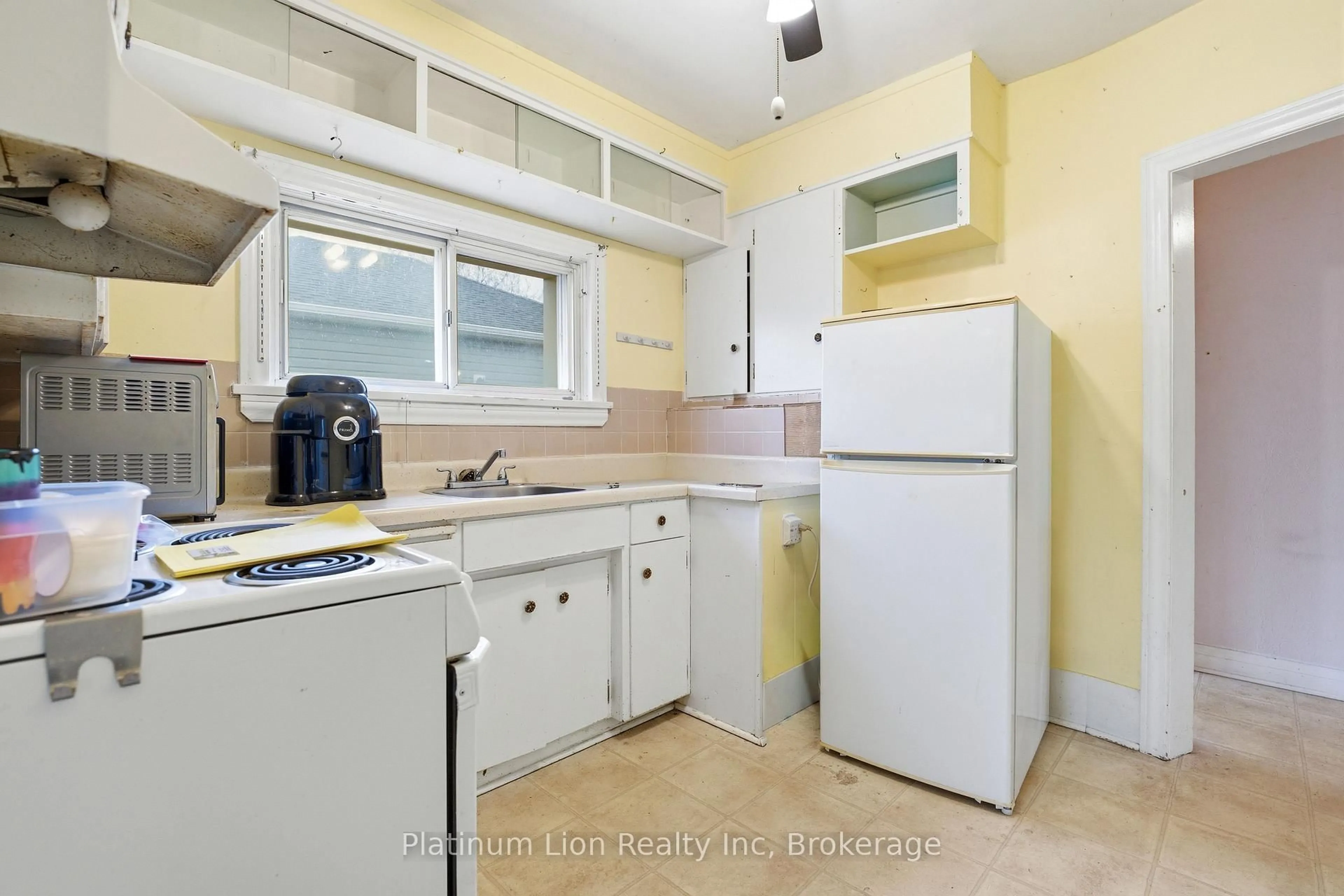 Standard kitchen, unknown for 609 Guelph St, Kitchener Ontario N2H 5Y5