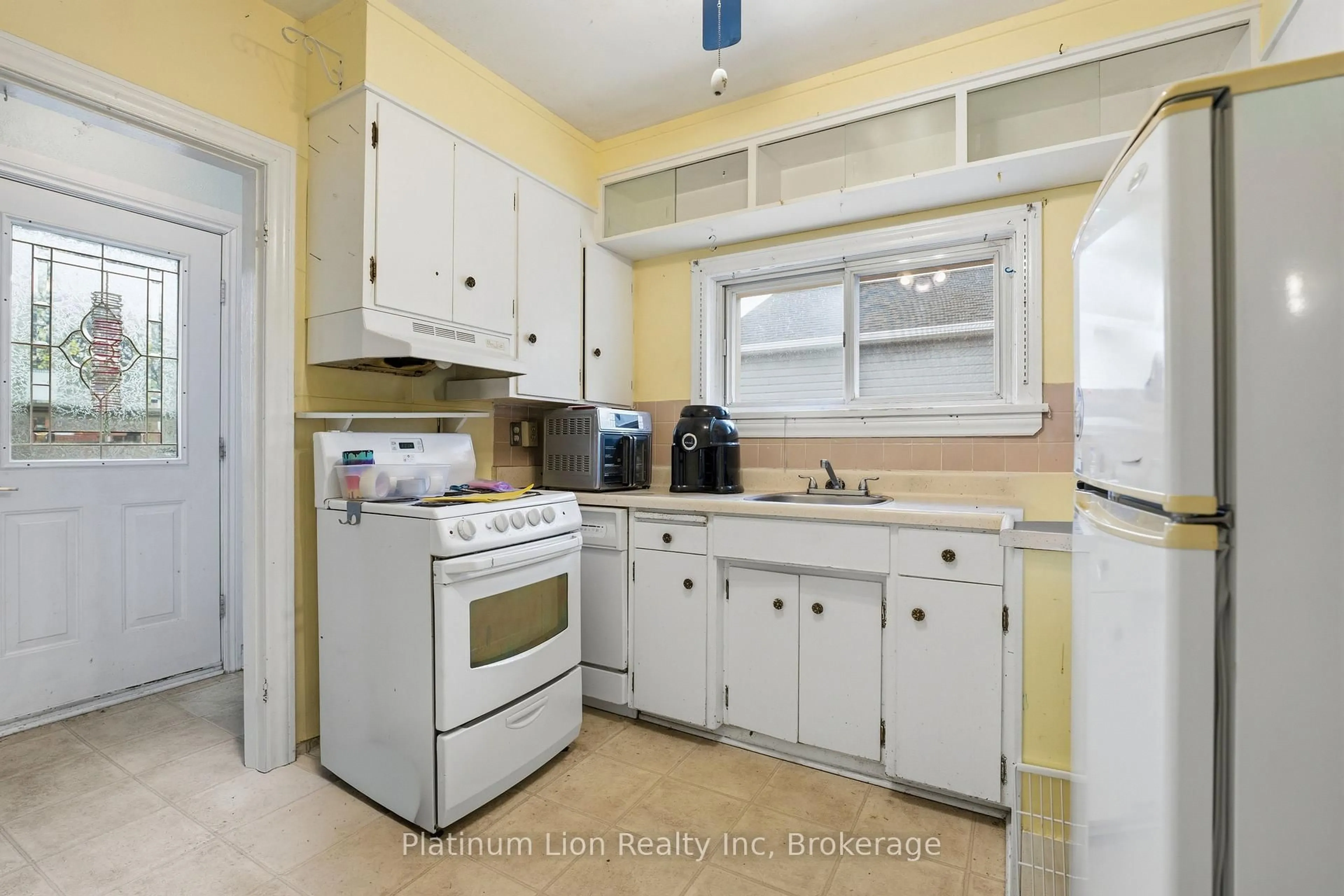 Standard kitchen, unknown for 609 Guelph St, Kitchener Ontario N2H 5Y5