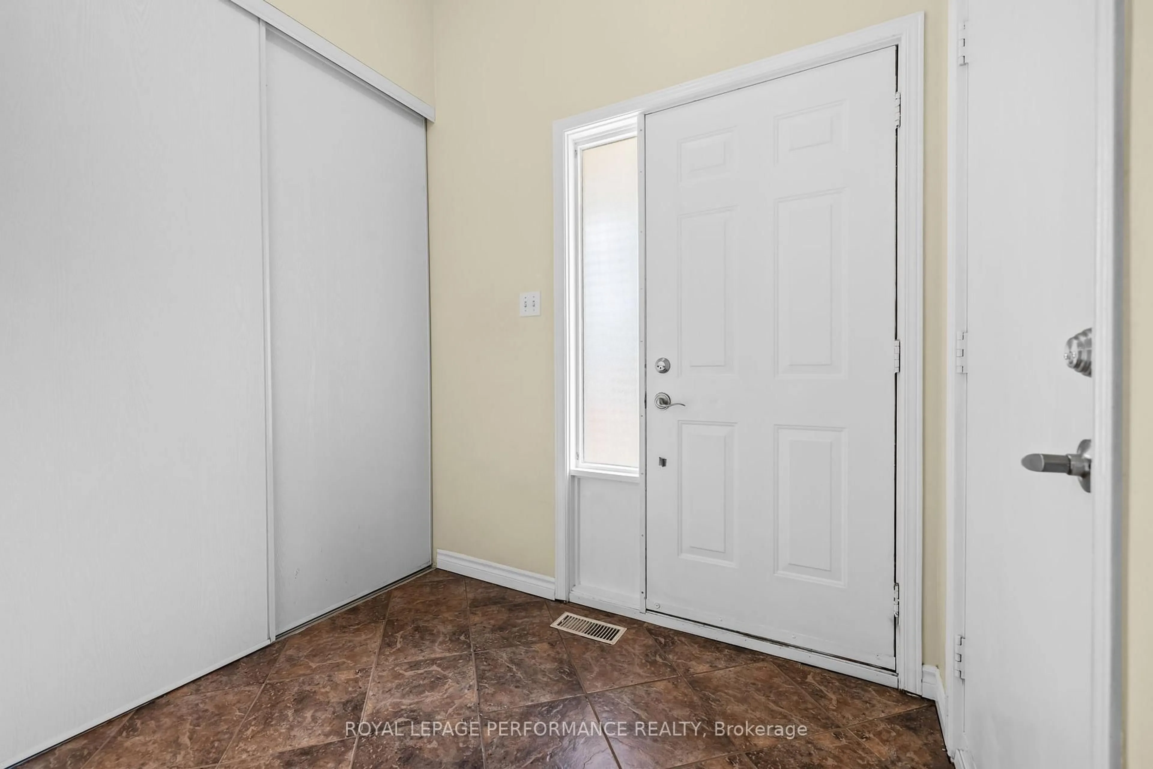 Indoor entryway for 6420 Sablewood Pl, Ottawa Ontario K1C 7L7