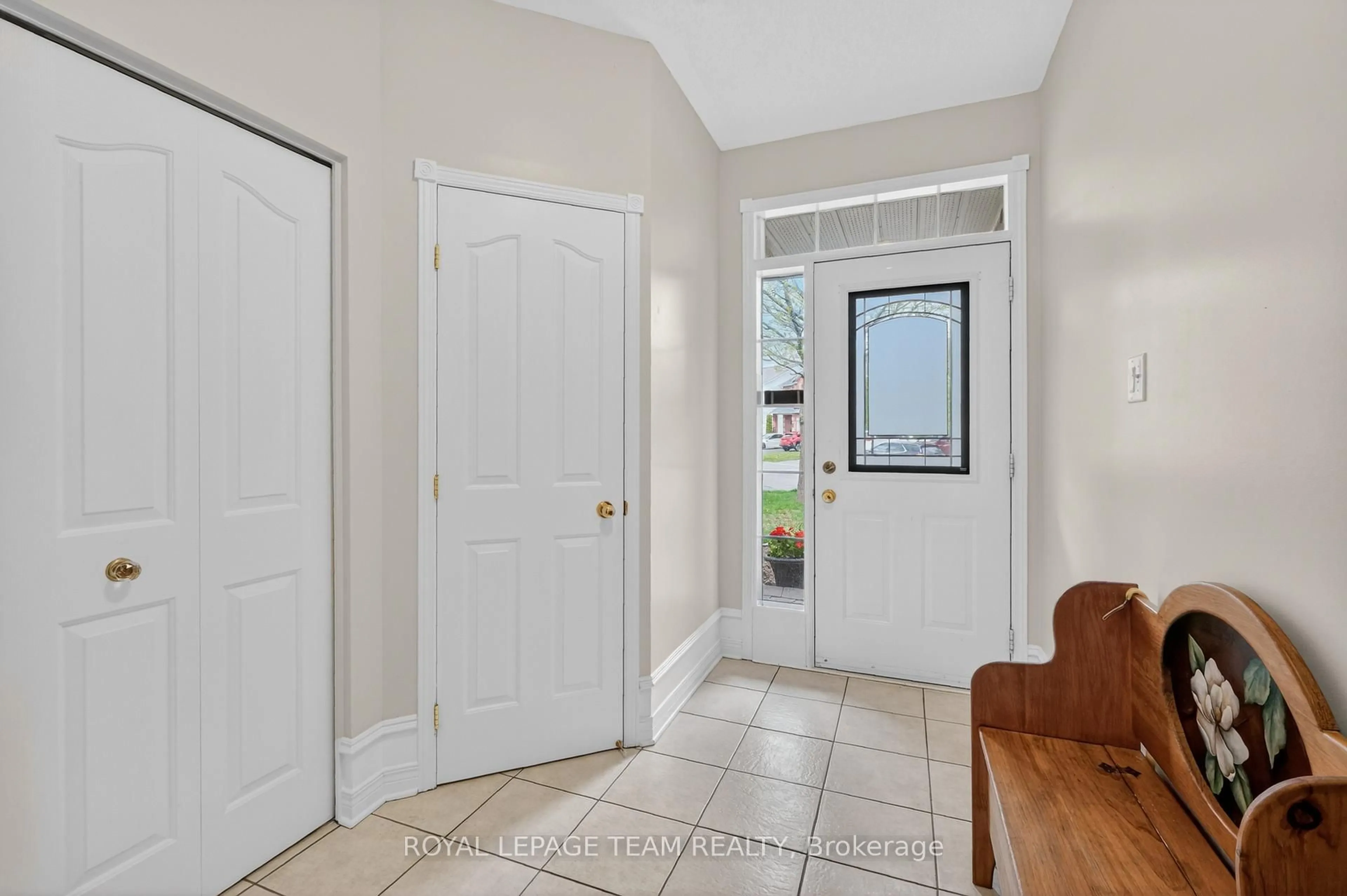 Indoor entryway for 23 Chantilly Gate, Stittsville Ontario K2S 2B1