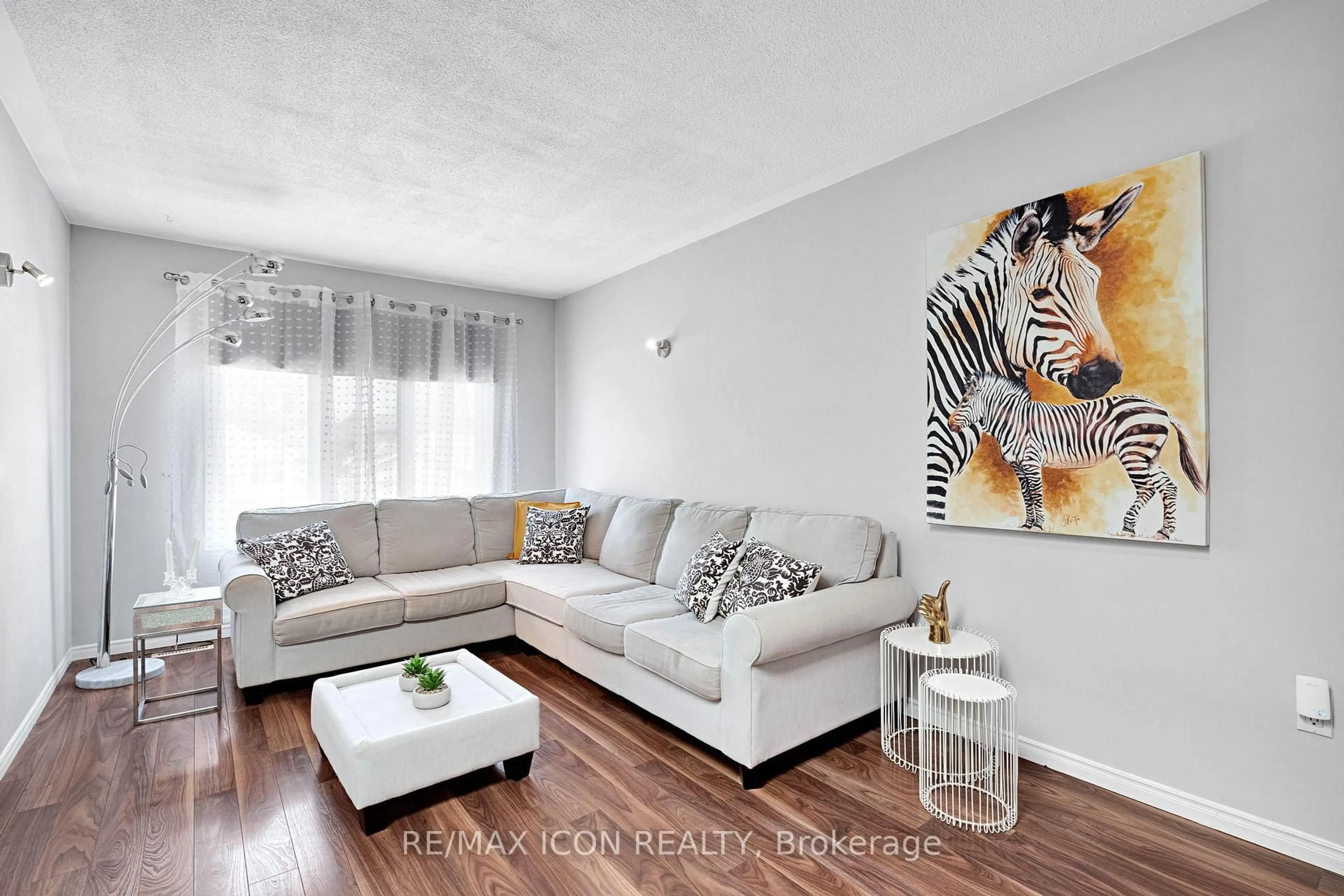 Living room with furniture, wood/laminate floor for 79 Sunrise Cres, London East Ontario N5V 4V8