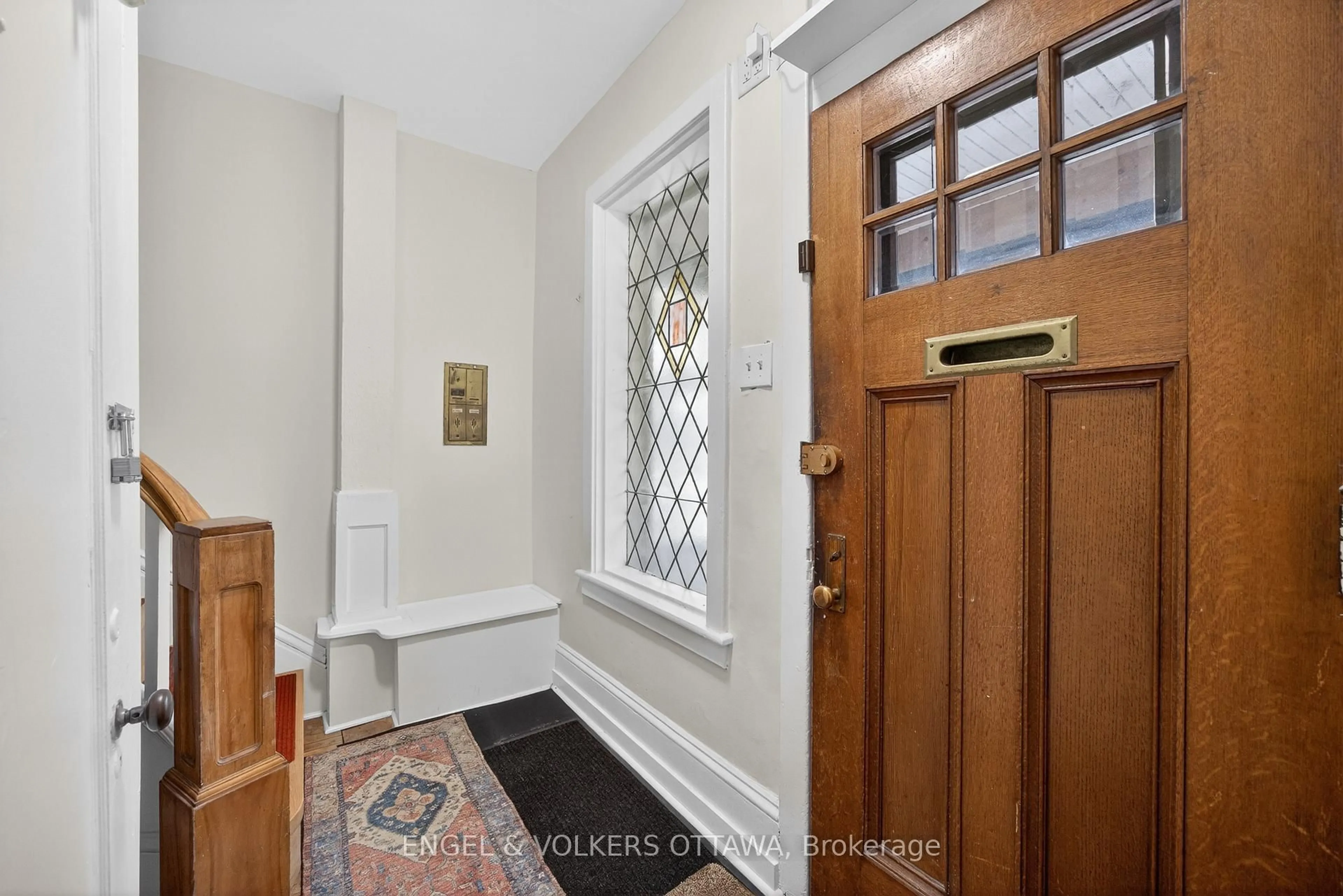 Indoor entryway for 523 Mcleod St, Ottawa Ontario K1R 5P9