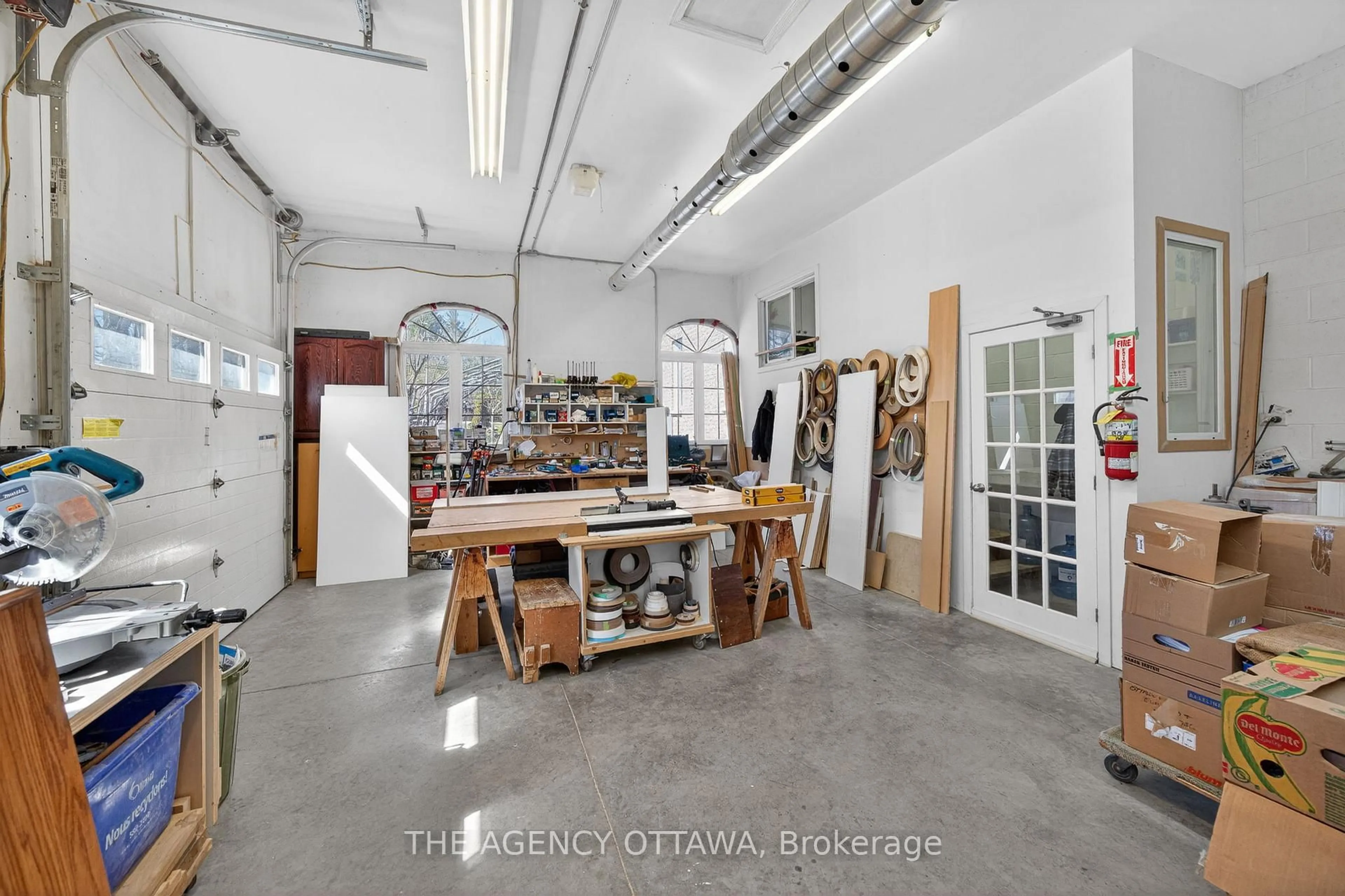 Indoor garage for 4633 Albion Rd, Ottawa Ontario K1X 1A4