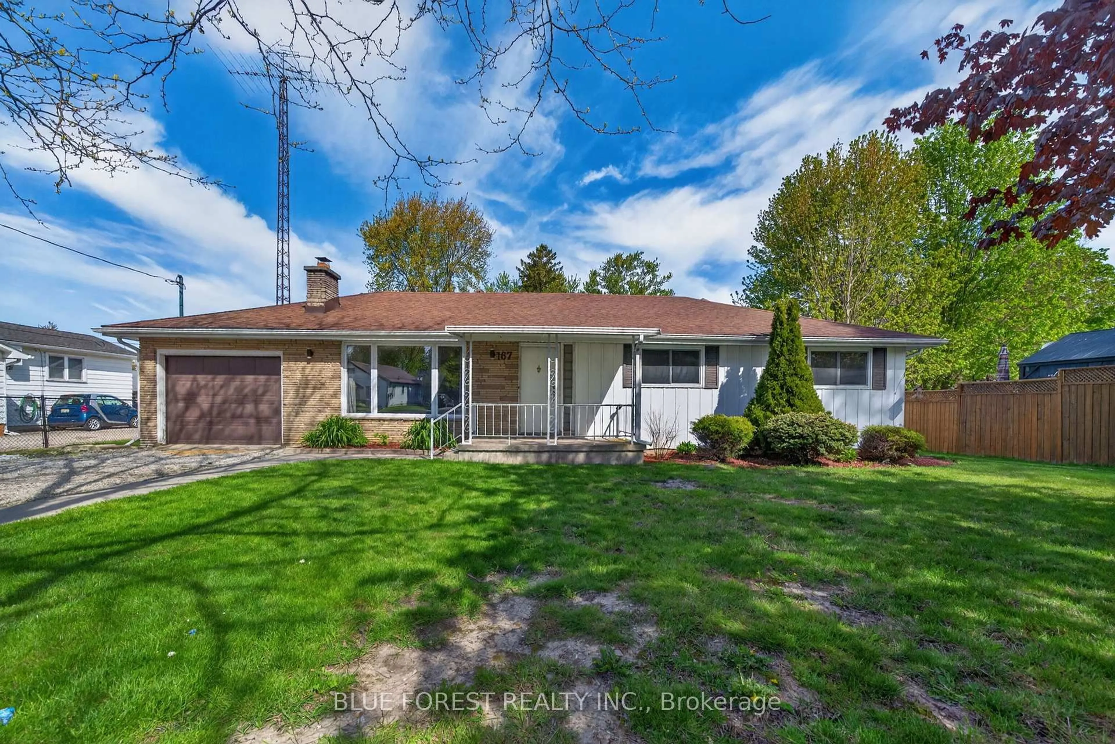 A pic from outside/outdoor area/front of a property/back of a property/a pic from drone, street for 167 Mary St, Dutton/Dunwich Ontario N0L 1J0