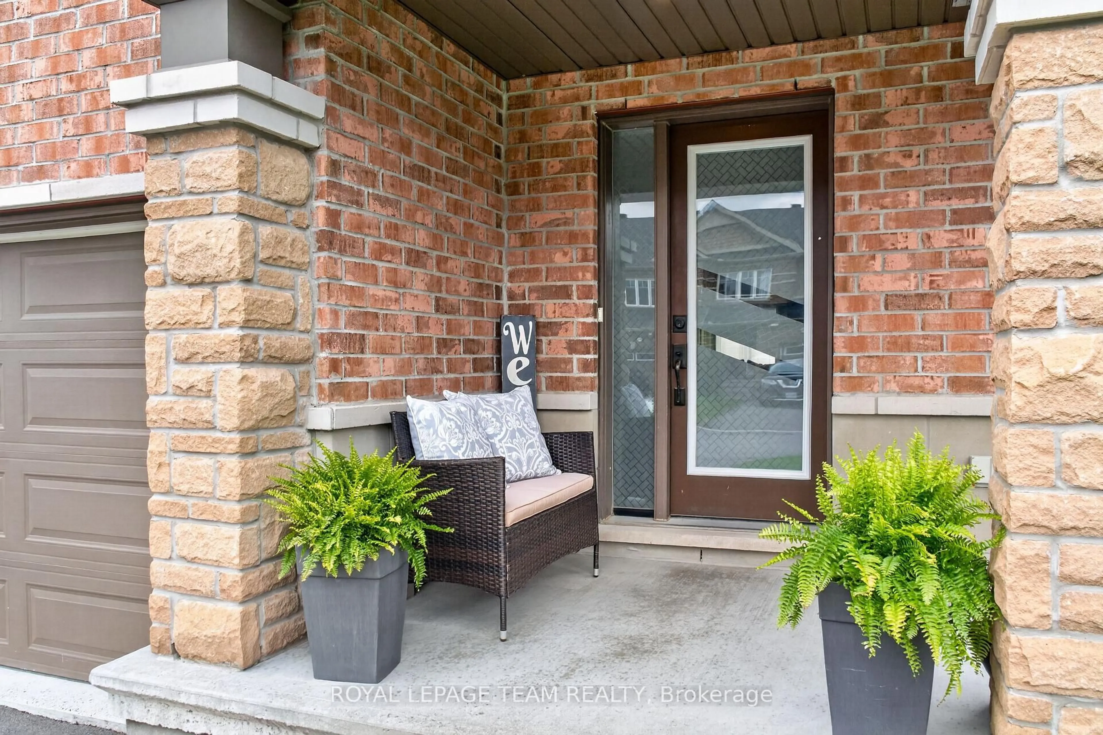 Indoor entryway for 819 Stallion Cres, Ottawa Ontario K2S 0Y4