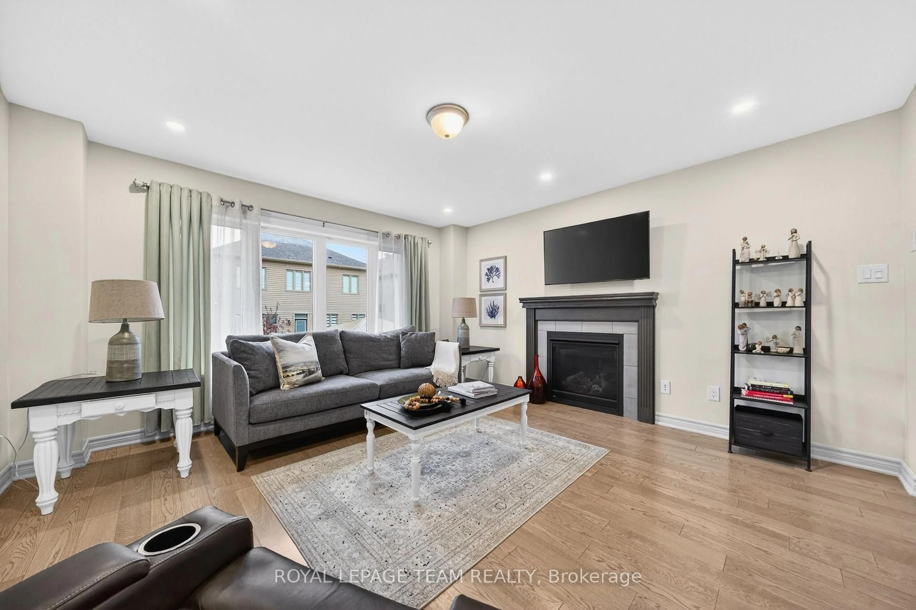 Living room with furniture, unknown for 819 Stallion Cres, Ottawa Ontario K2S 0Y4