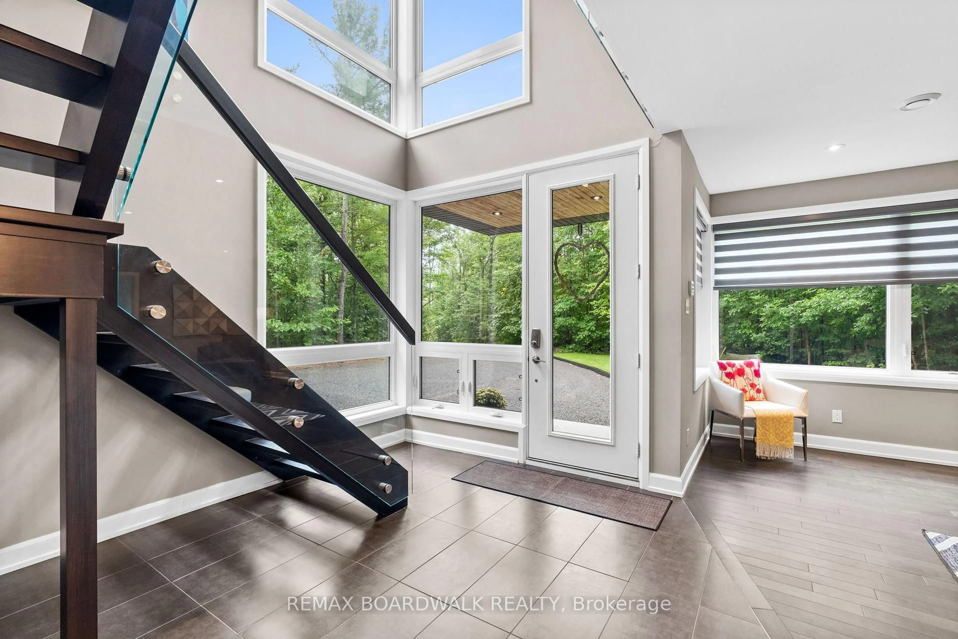 Indoor entryway for 108 EDITH MARGARET Pl, Ottawa Ontario K2W 1A8