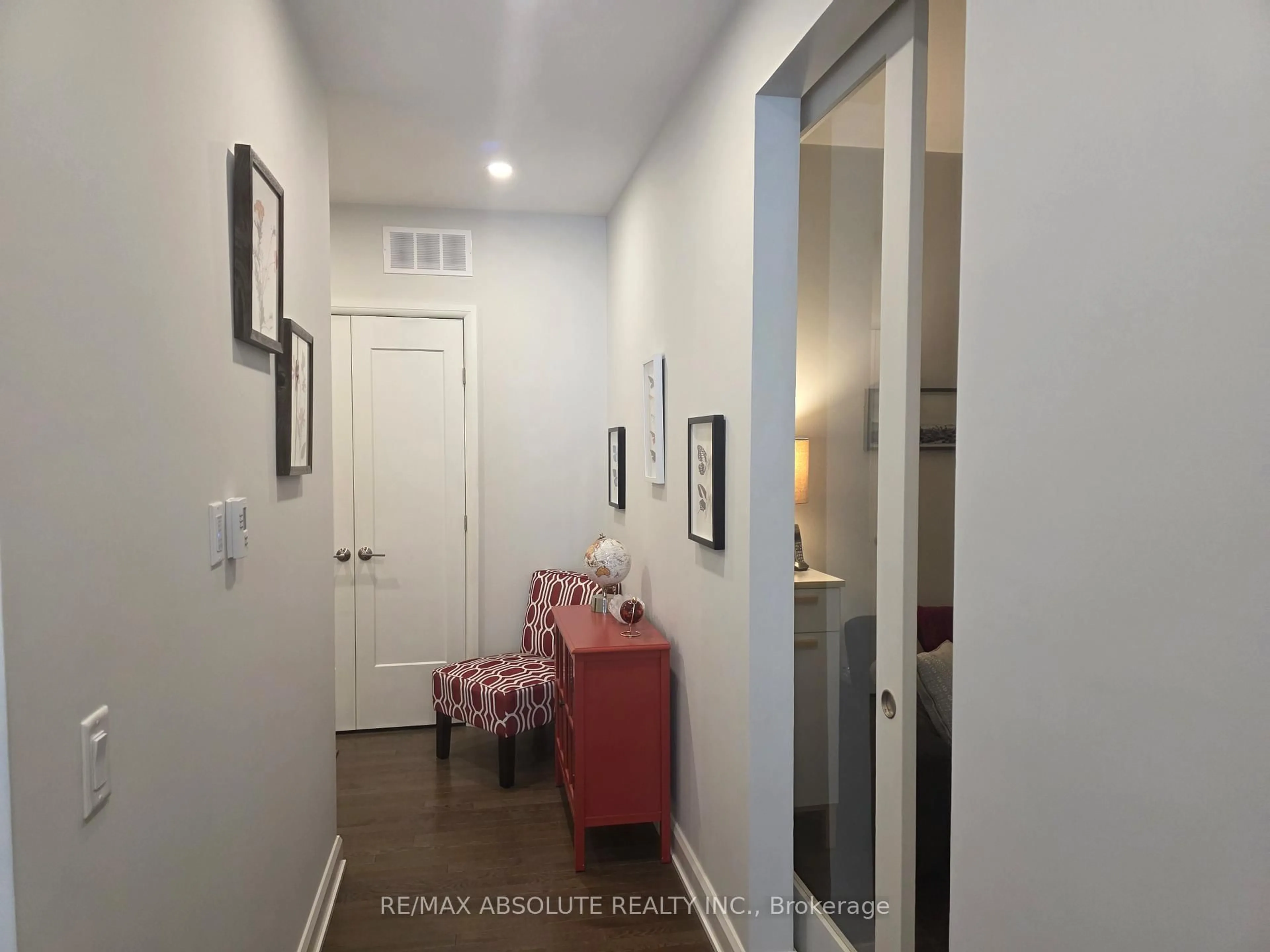 Indoor entryway for 160 Boundstone Way #103, Ottawa Ontario K2T 0M8