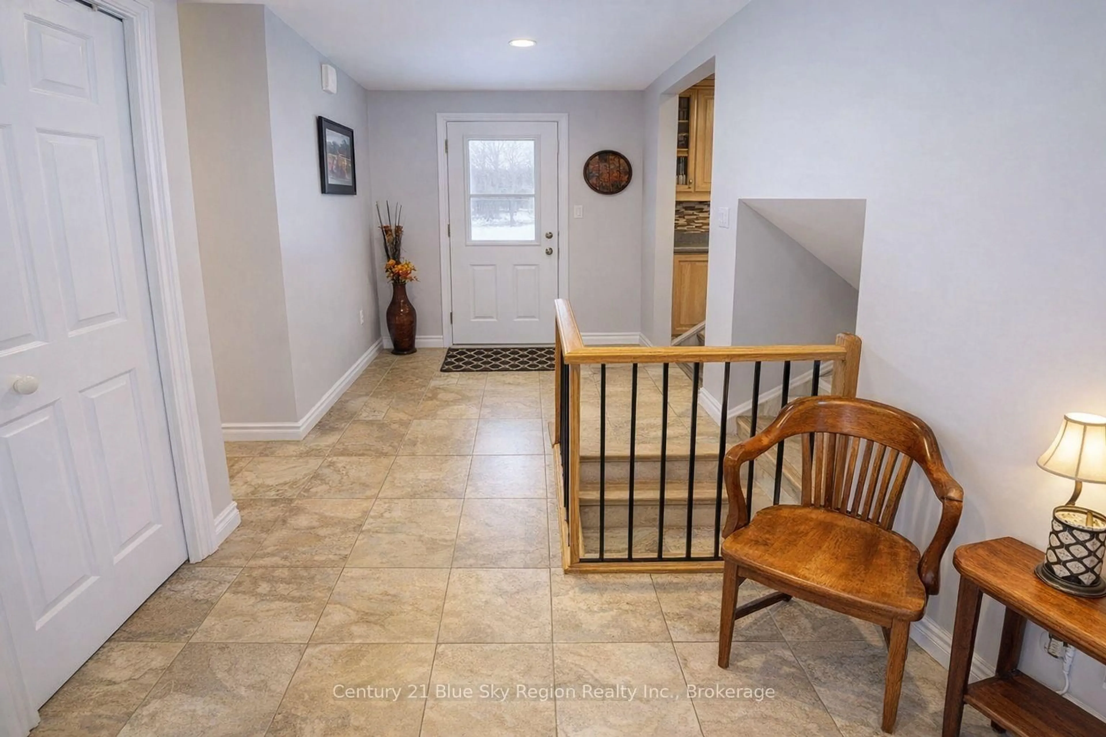 Indoor entryway for 36 Nichols St, Callander Ontario P0H 1H0