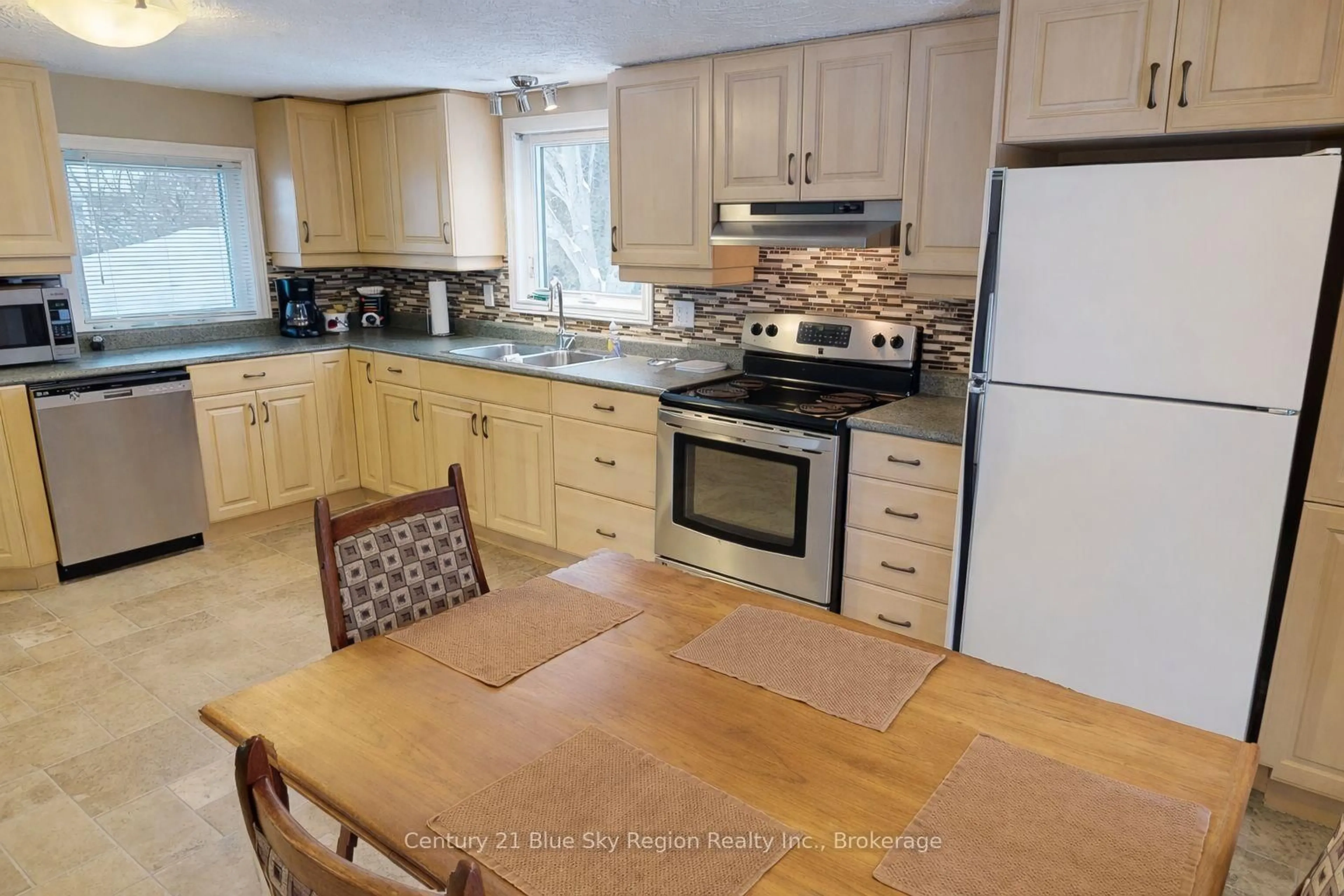 Standard kitchen, wood/laminate floor for 36 Nichols St, Callander Ontario P0H 1H0