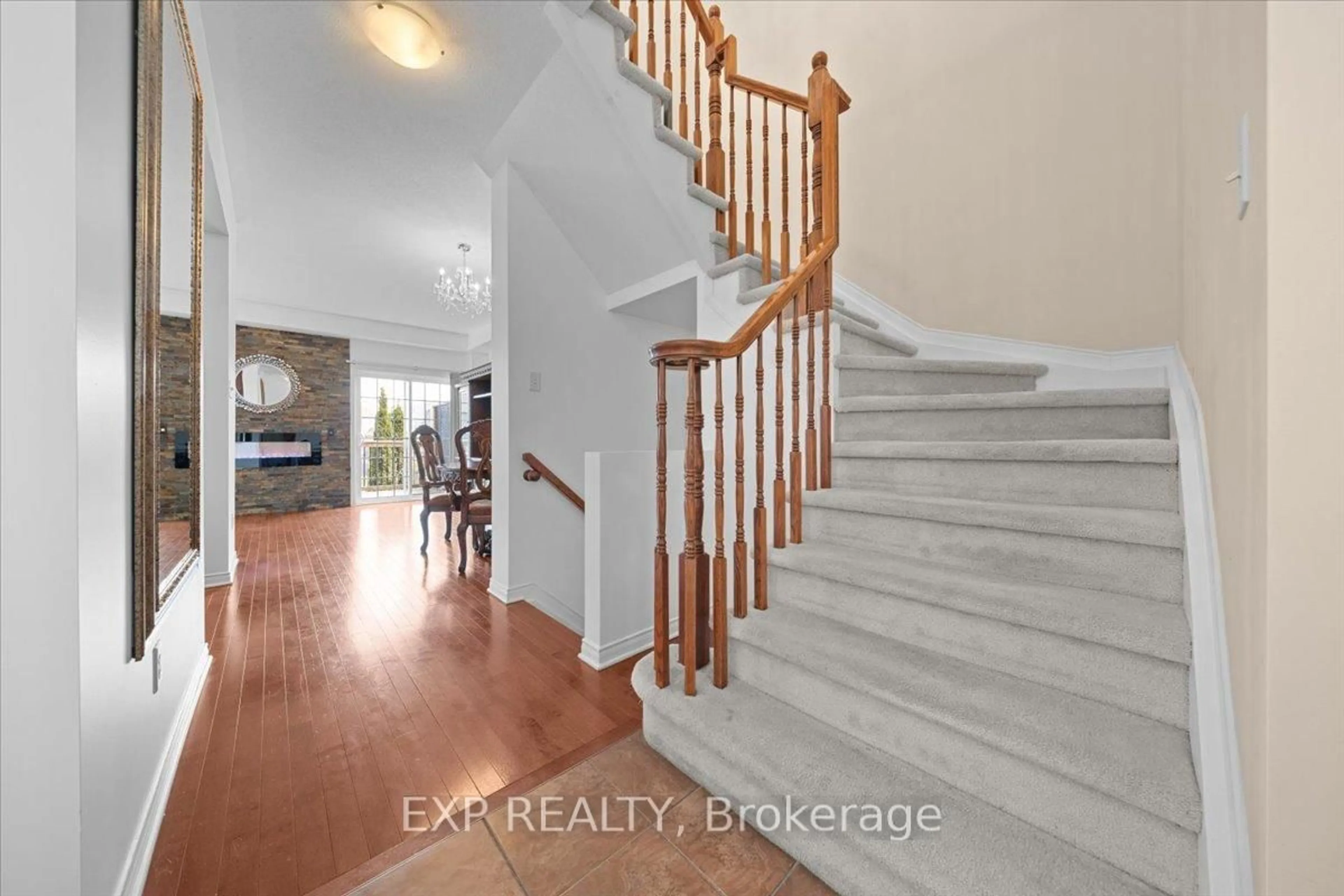 Indoor entryway for 628 Pepperville Cres, Ottawa Ontario K2M 0E8