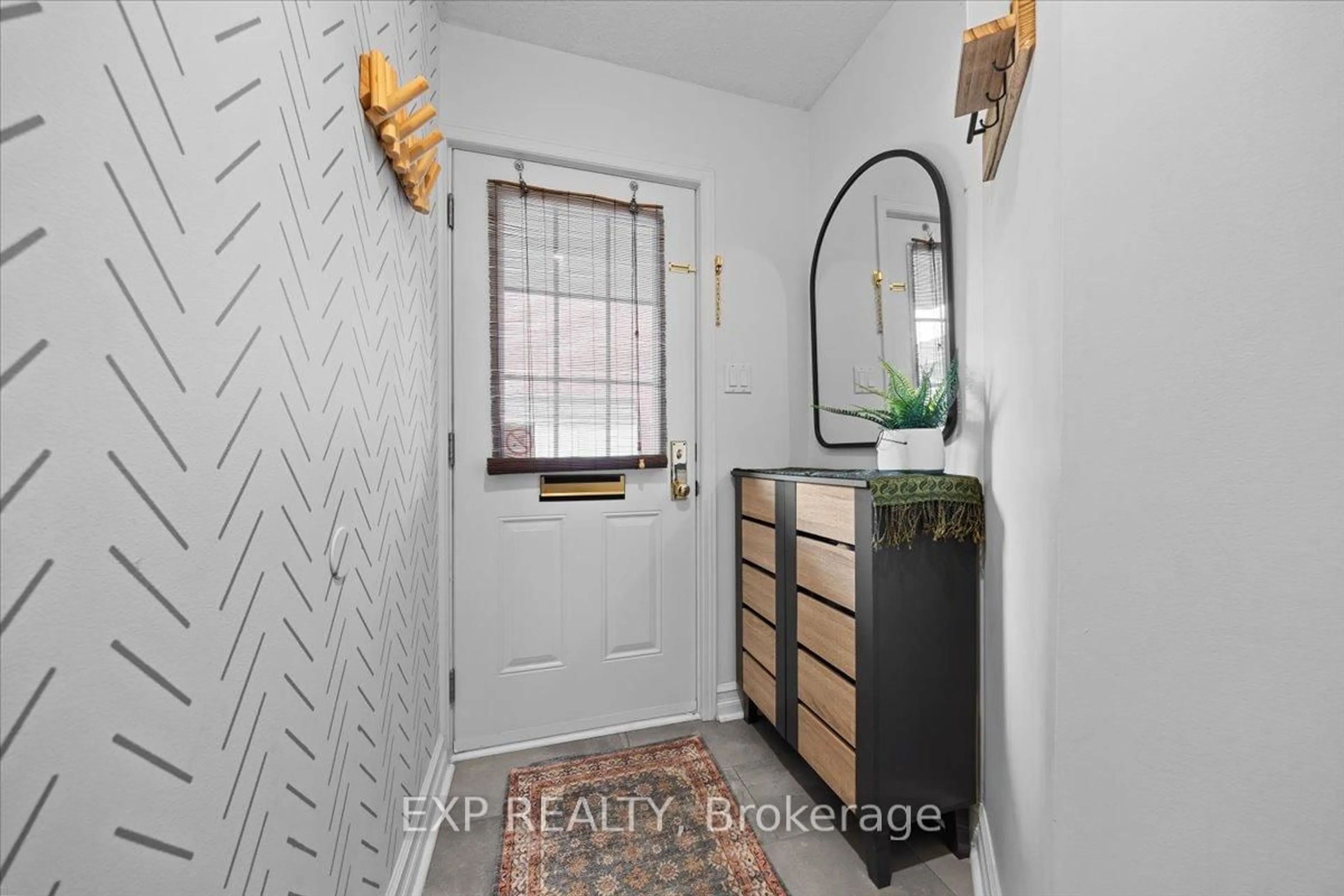 Indoor entryway for 49 Crispin Private, Ottawa Ontario K1K 2T7