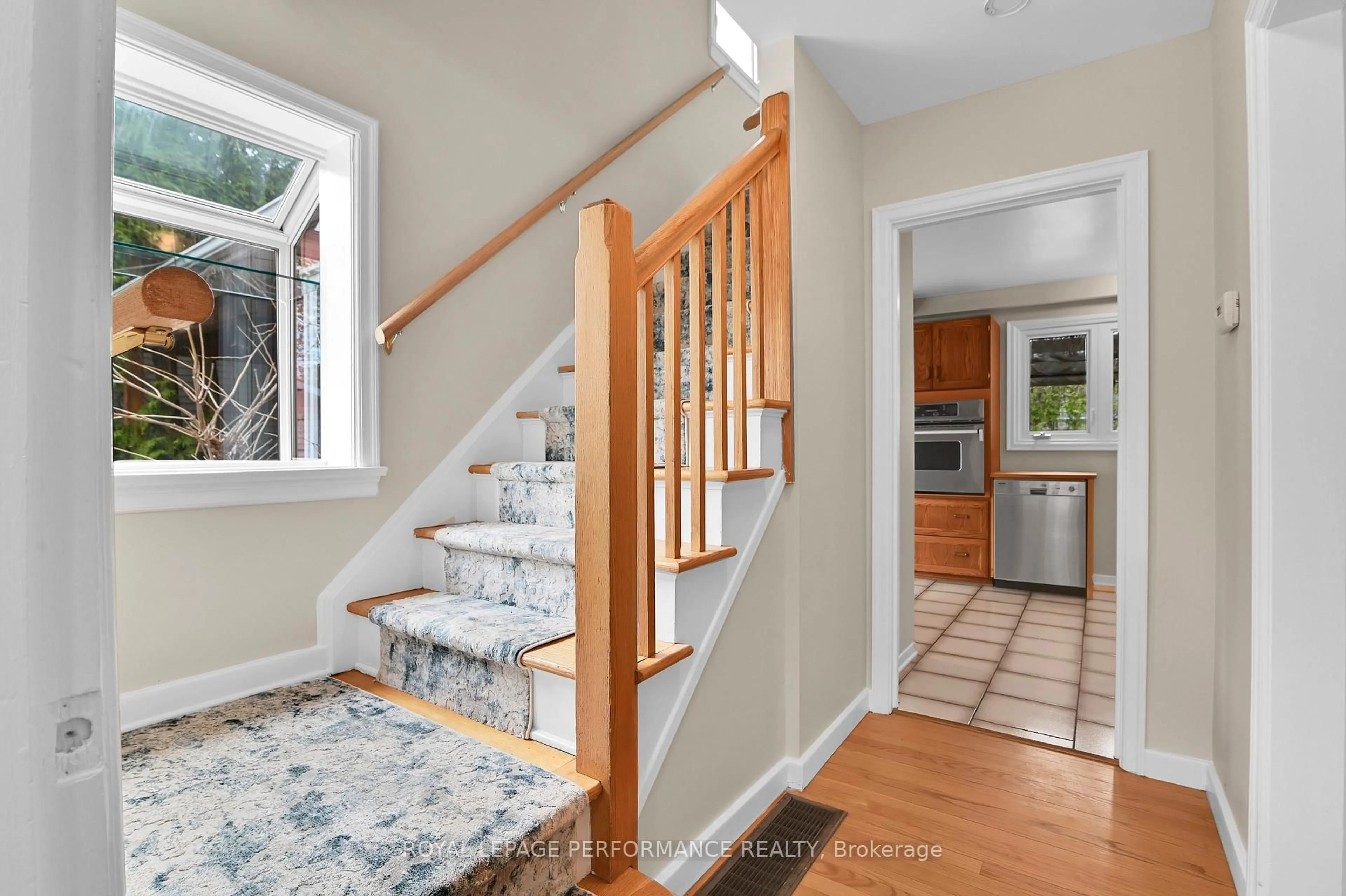 Indoor entryway for 77 Canter Blvd, Ottawa Ontario K2G 2M4