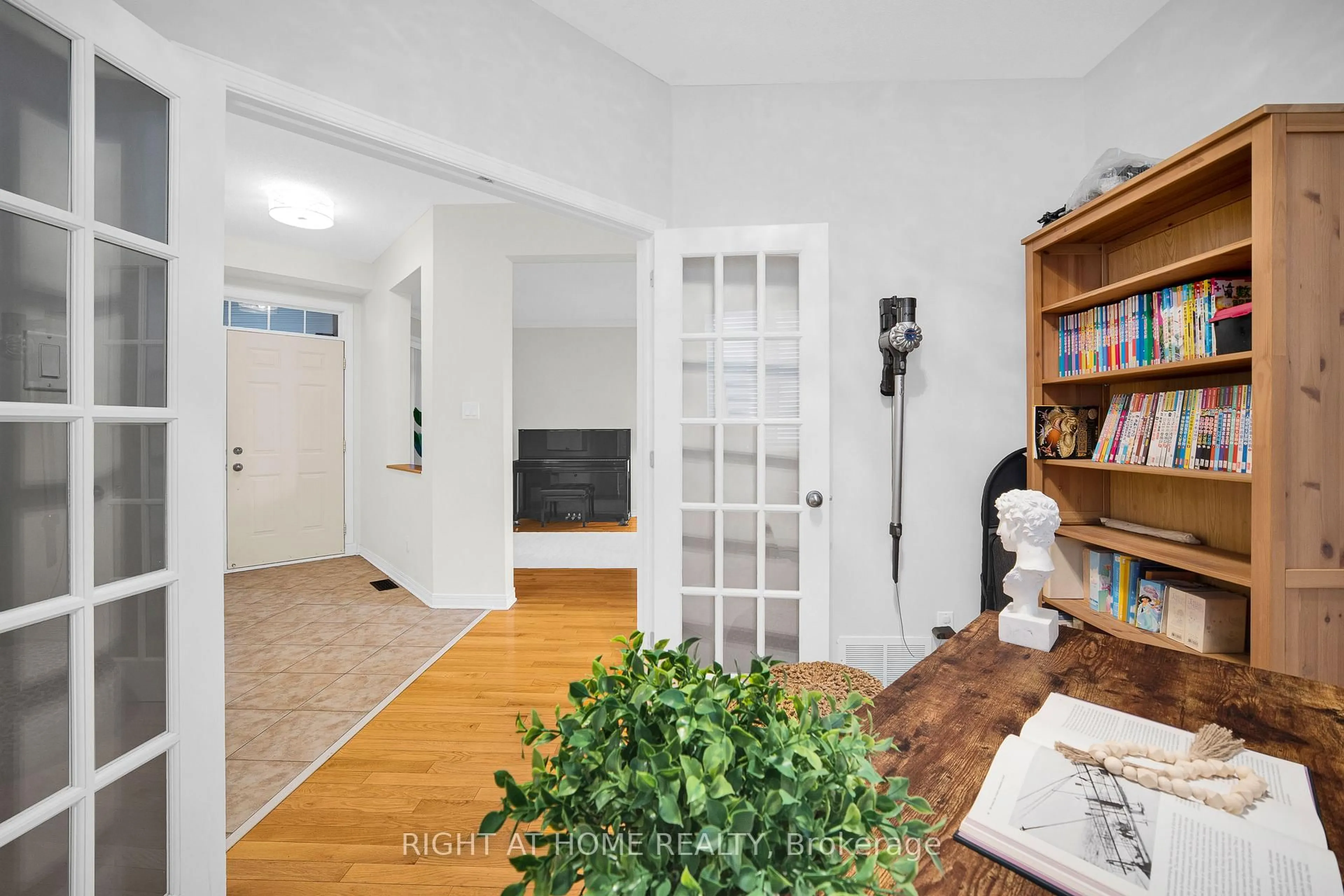 Indoor entryway for 27 Knowlton Dr, Ottawa Ontario K2G 6P1