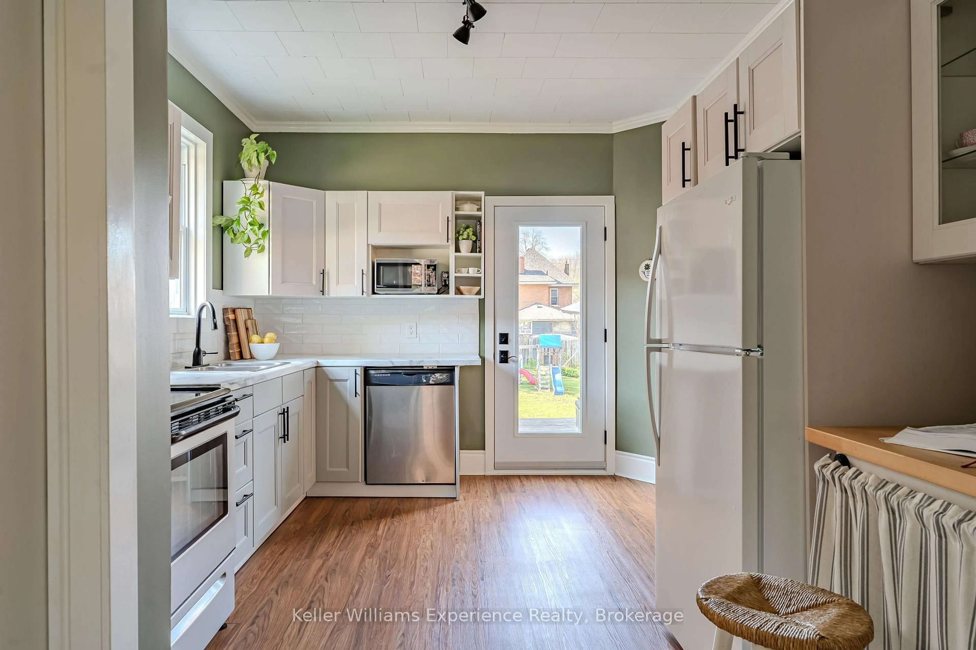 Open concept kitchen, unknown for 538 12th St, Owen Sound Ontario N4K 3V9