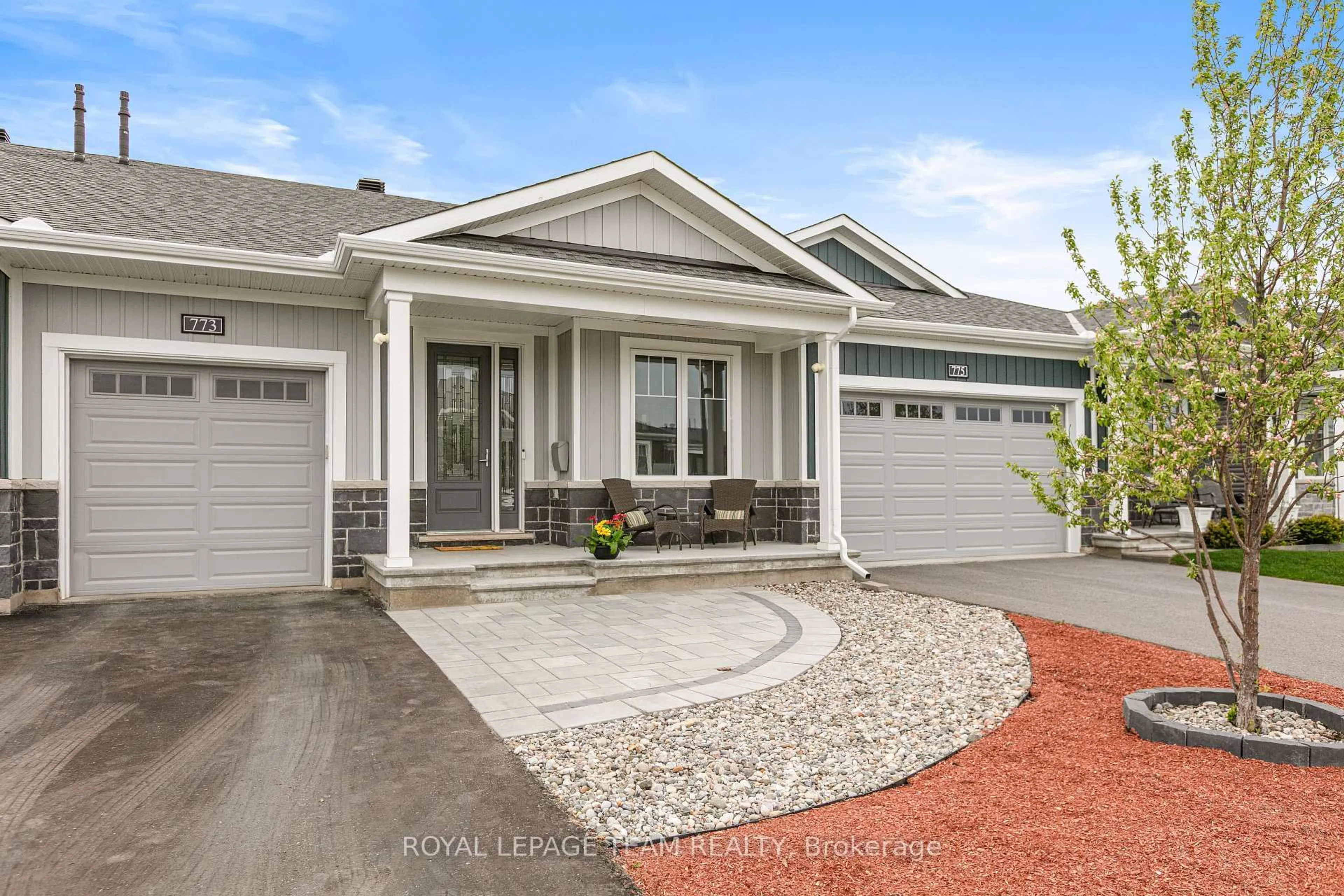 Home with vinyl exterior material, street for 773 Coast Circ, Manotick Ontario K4M 0N5