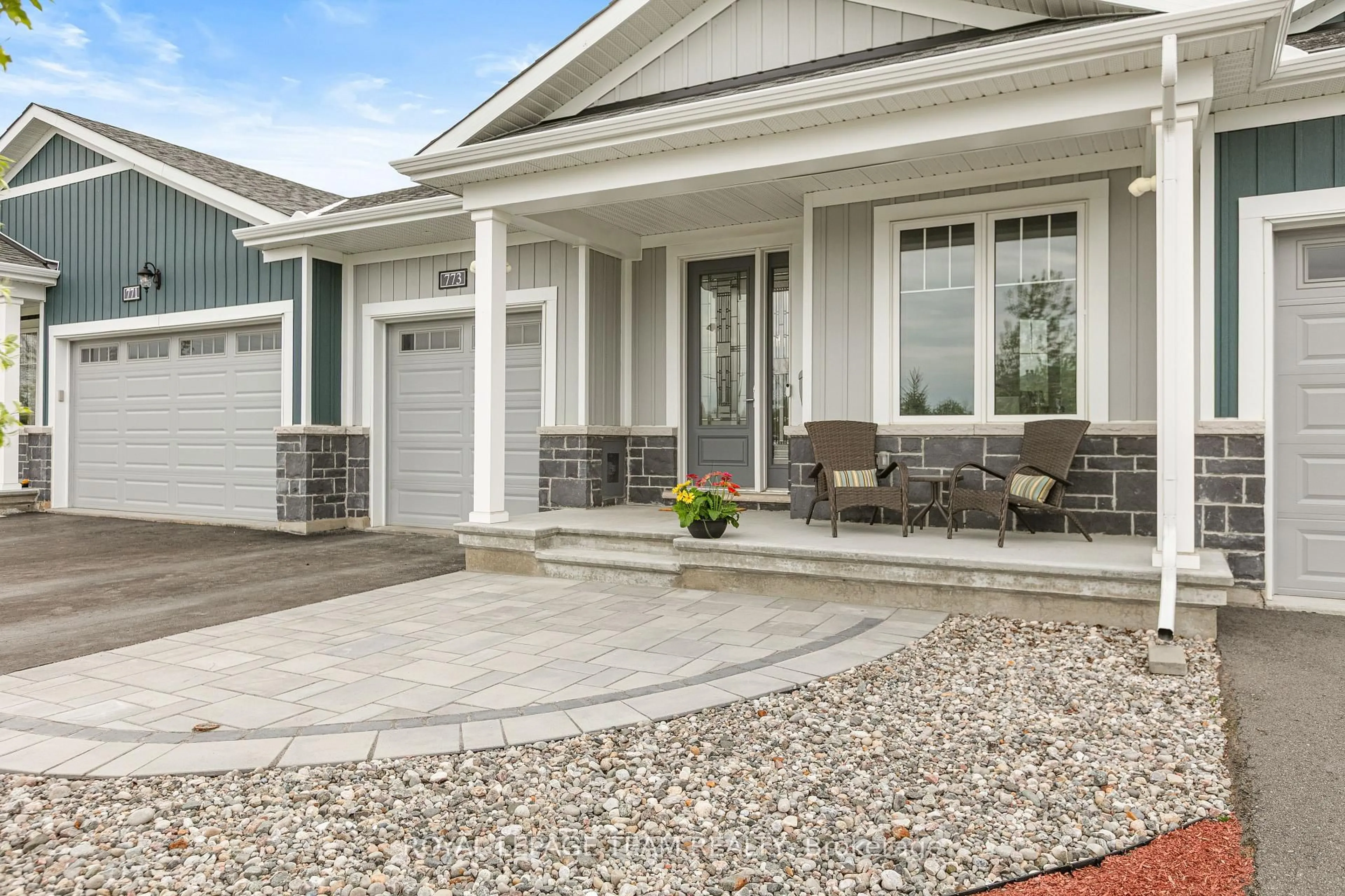 Home with vinyl exterior material, street for 773 Coast Circ, Manotick Ontario K4M 0N5