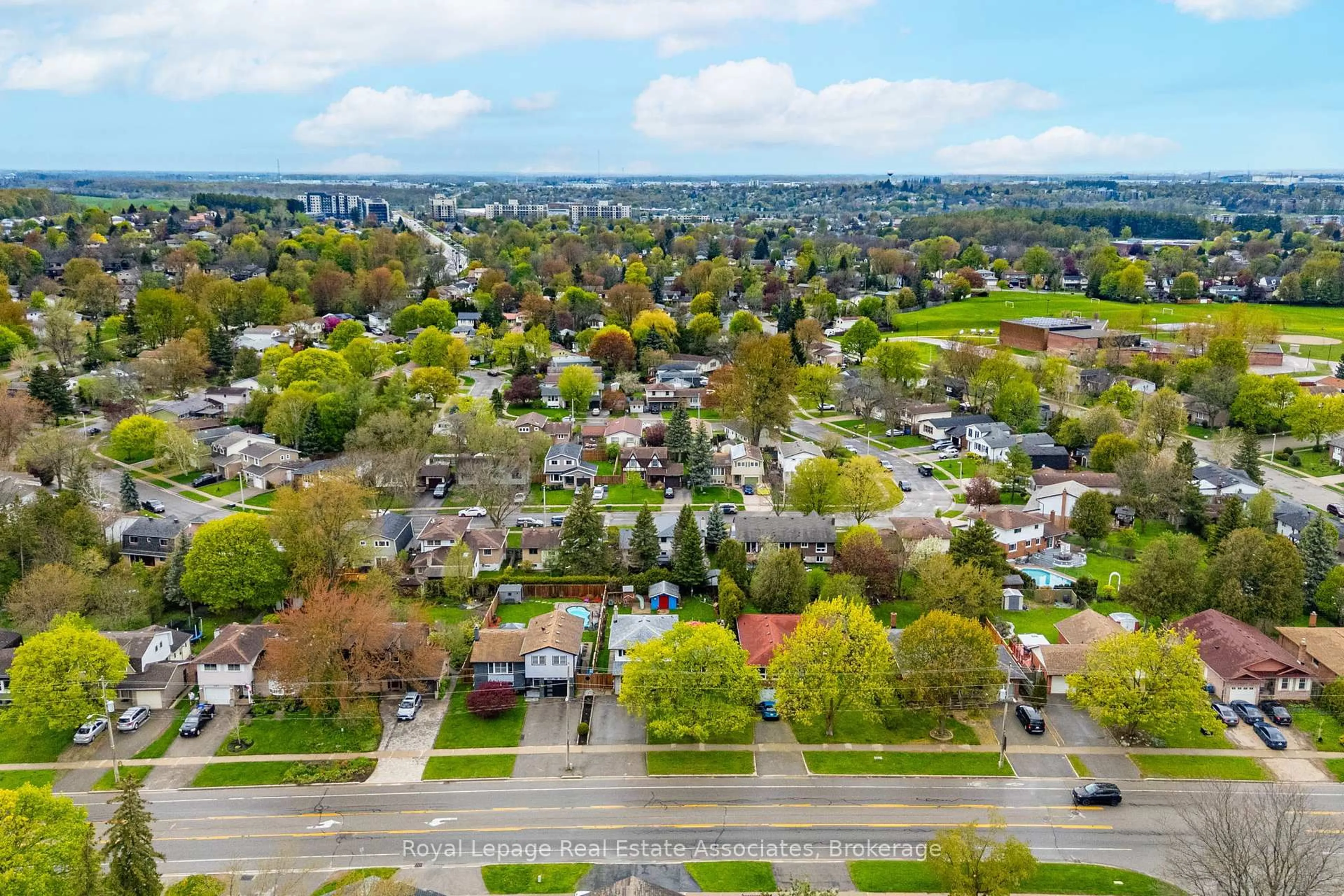 A pic from outside/outdoor area/front of a property/back of a property/a pic from drone, street for 131 Fife Rd, Guelph Ontario N1H 6Y1