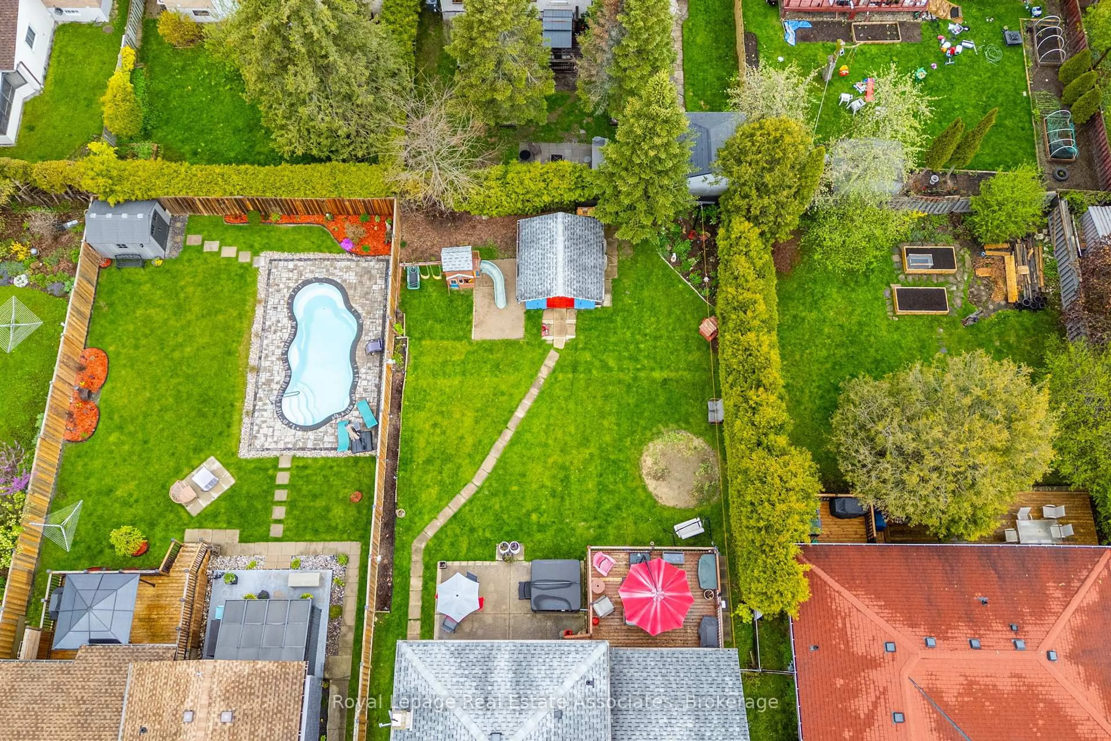 A pic from outside/outdoor area/front of a property/back of a property/a pic from drone, street for 131 Fife Rd, Guelph Ontario N1H 6Y1