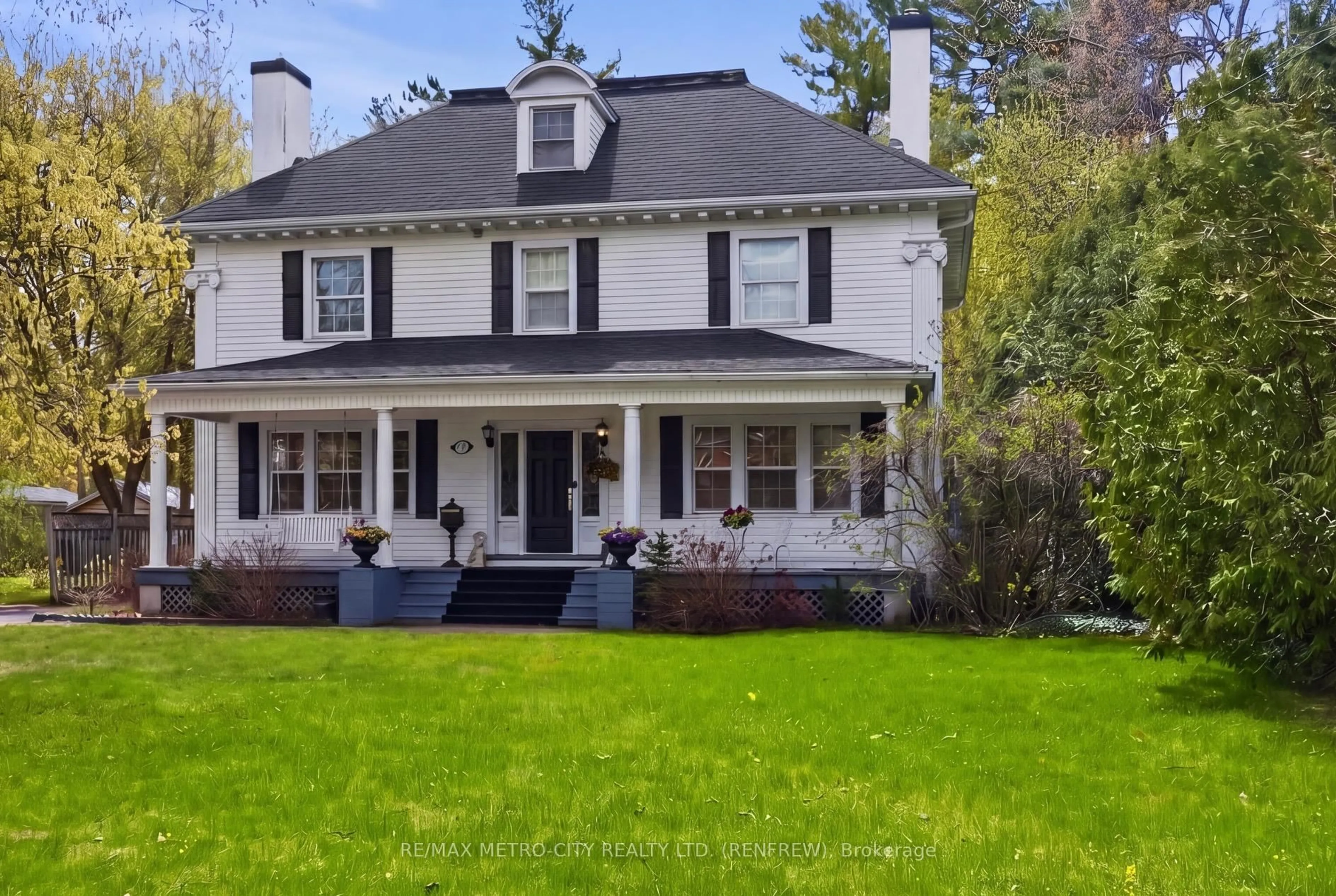 Home with vinyl exterior material, street for 560 Raglan St, Renfrew Ontario K7V 1R8