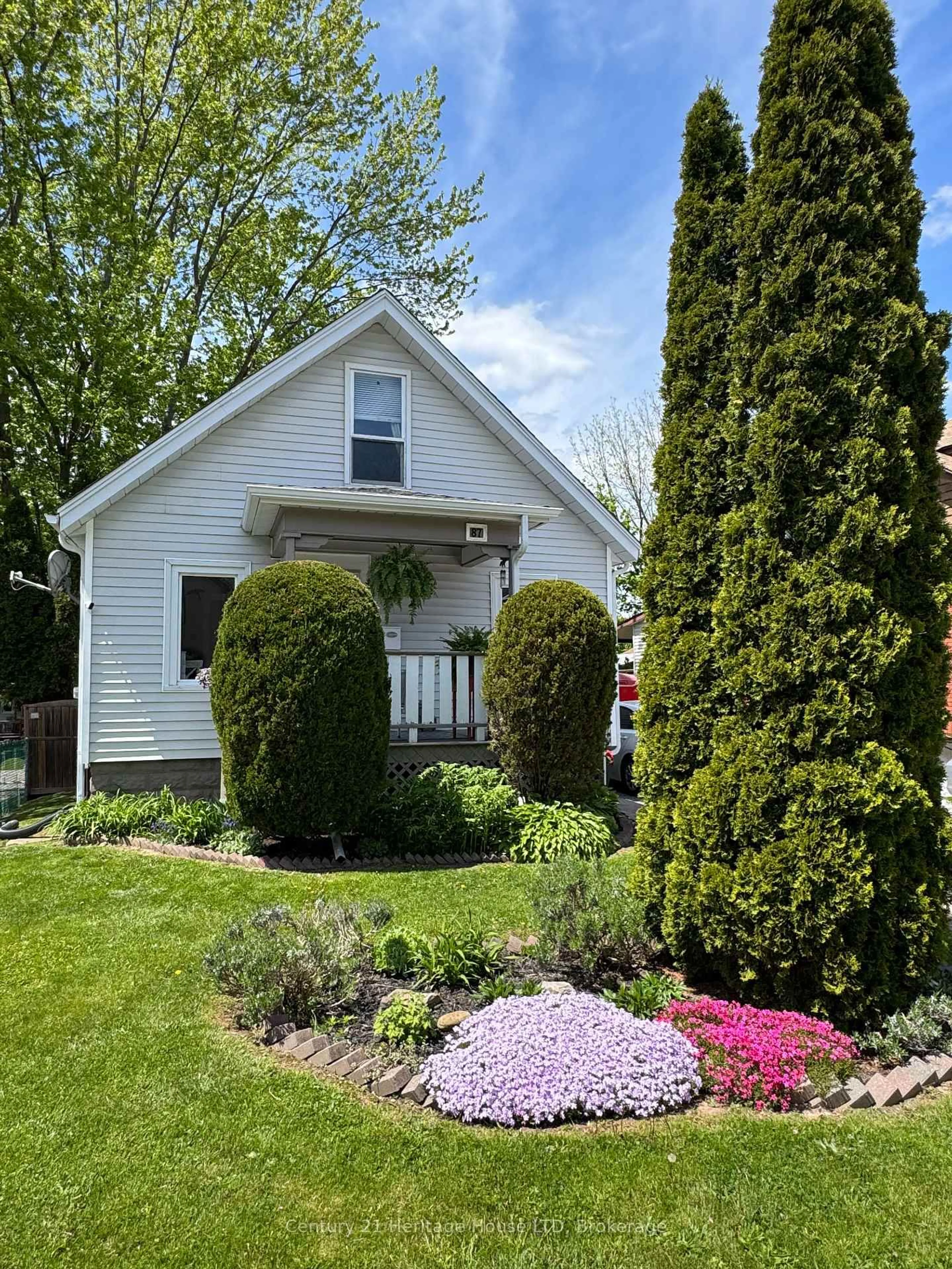 Home with vinyl exterior material, street for 87 Margery Rd, Welland Ontario L3B 2P7