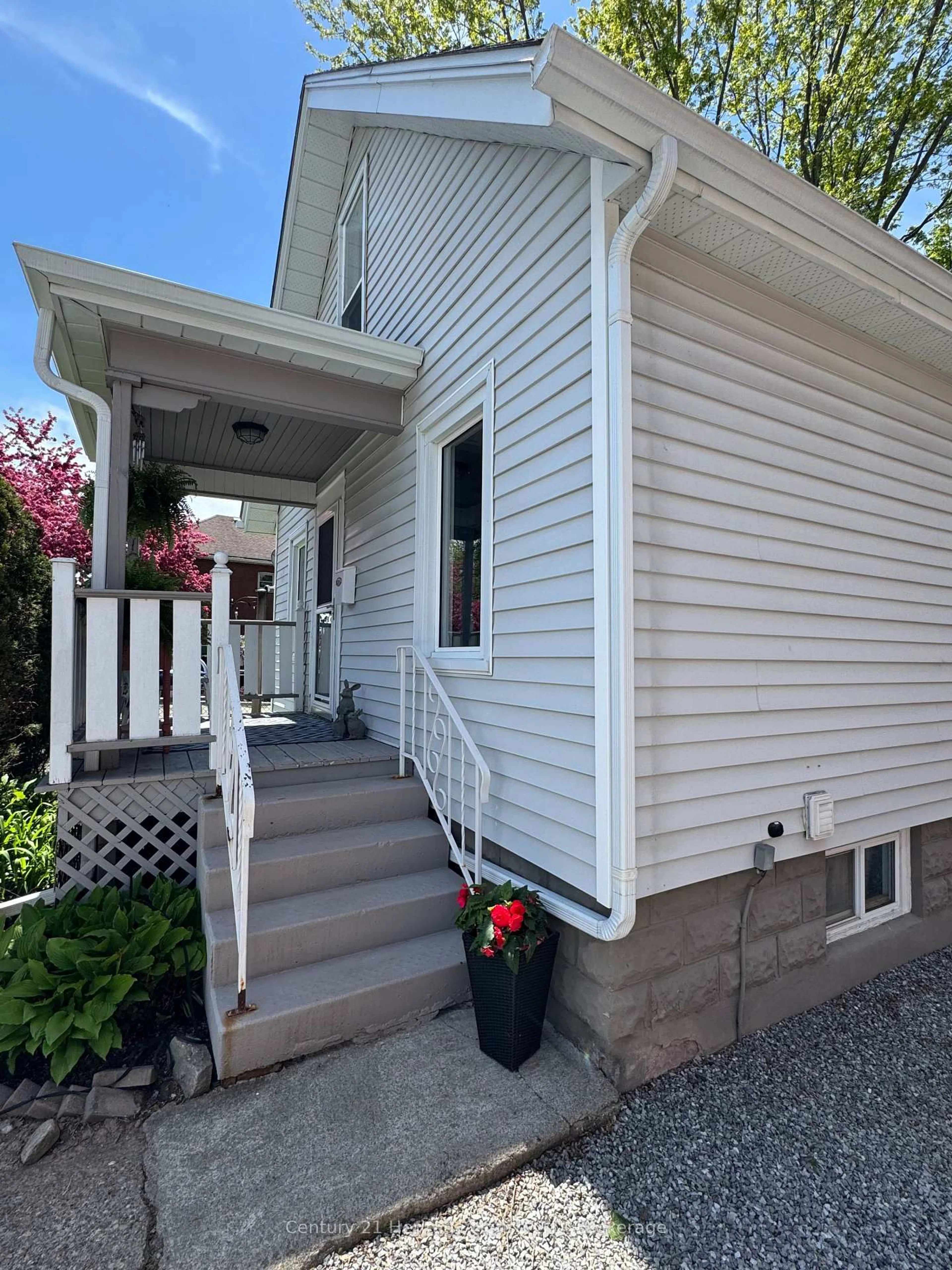Home with vinyl exterior material, street for 87 Margery Rd, Welland Ontario L3B 2P7