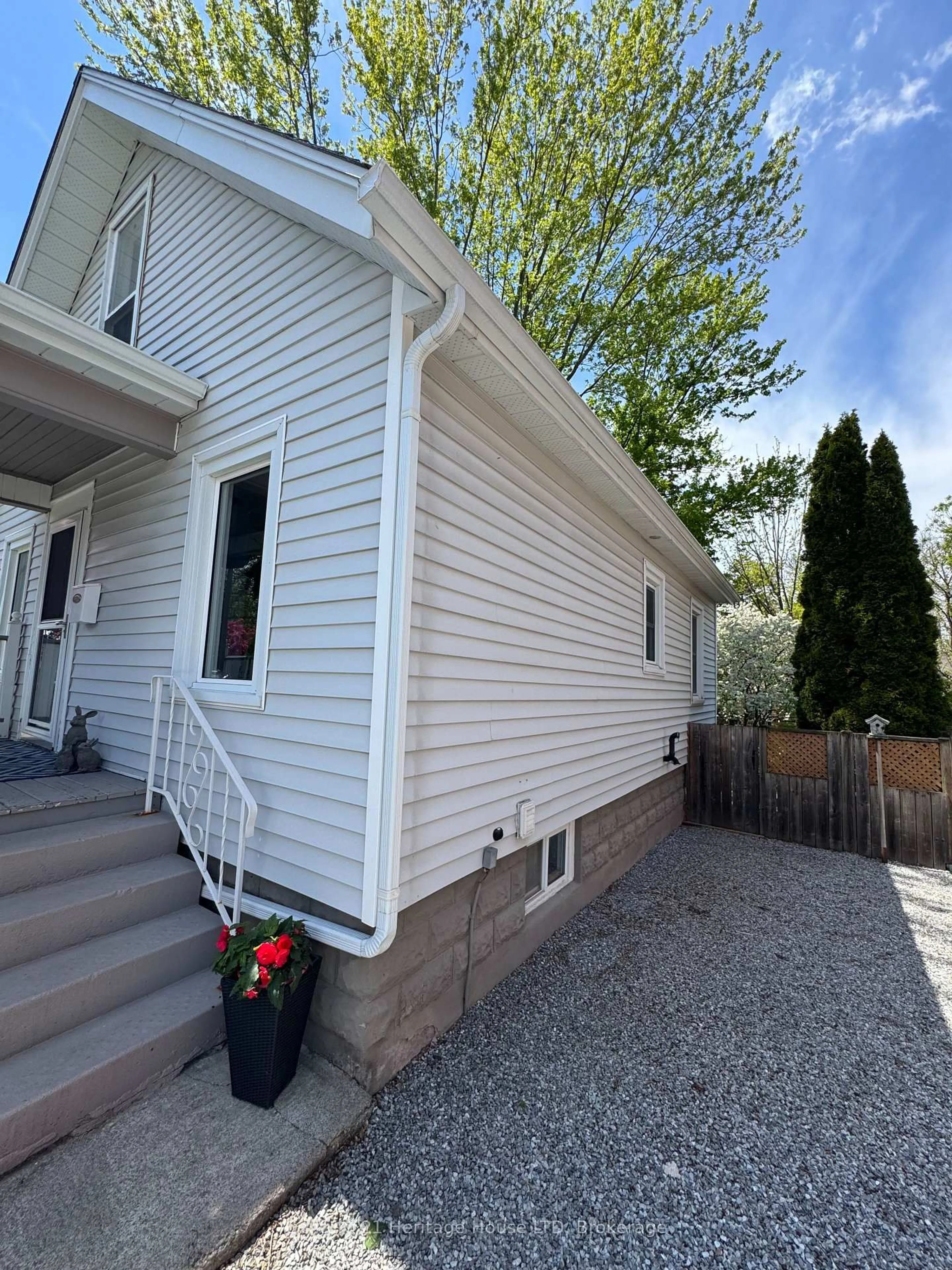Home with vinyl exterior material, street for 87 Margery Rd, Welland Ontario L3B 2P7