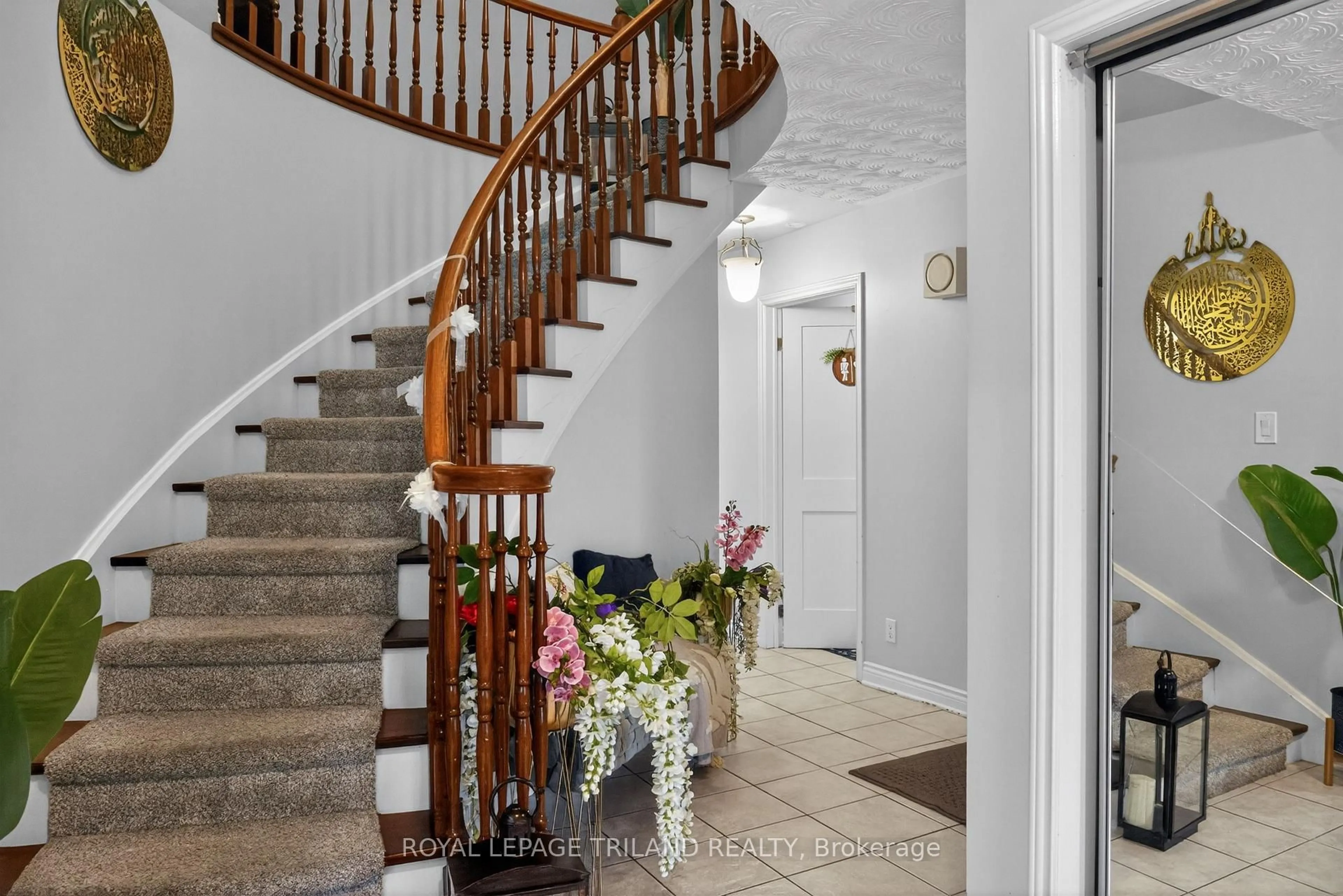 Indoor foyer for 112 Clarendon Cres, London South Ontario N5X 4N4